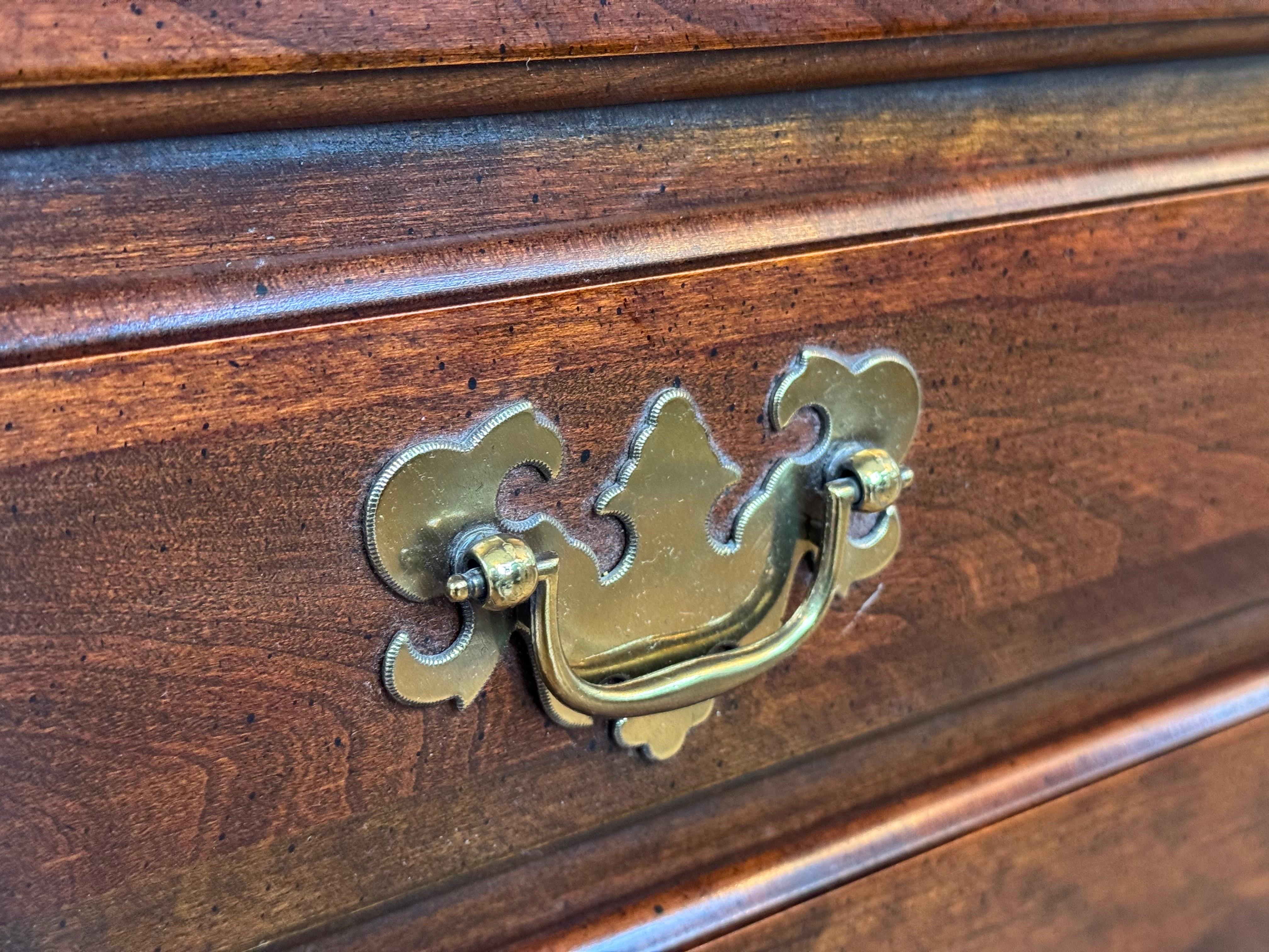 Cassettiera tradizionale Chippendale in mogano in vendita 12