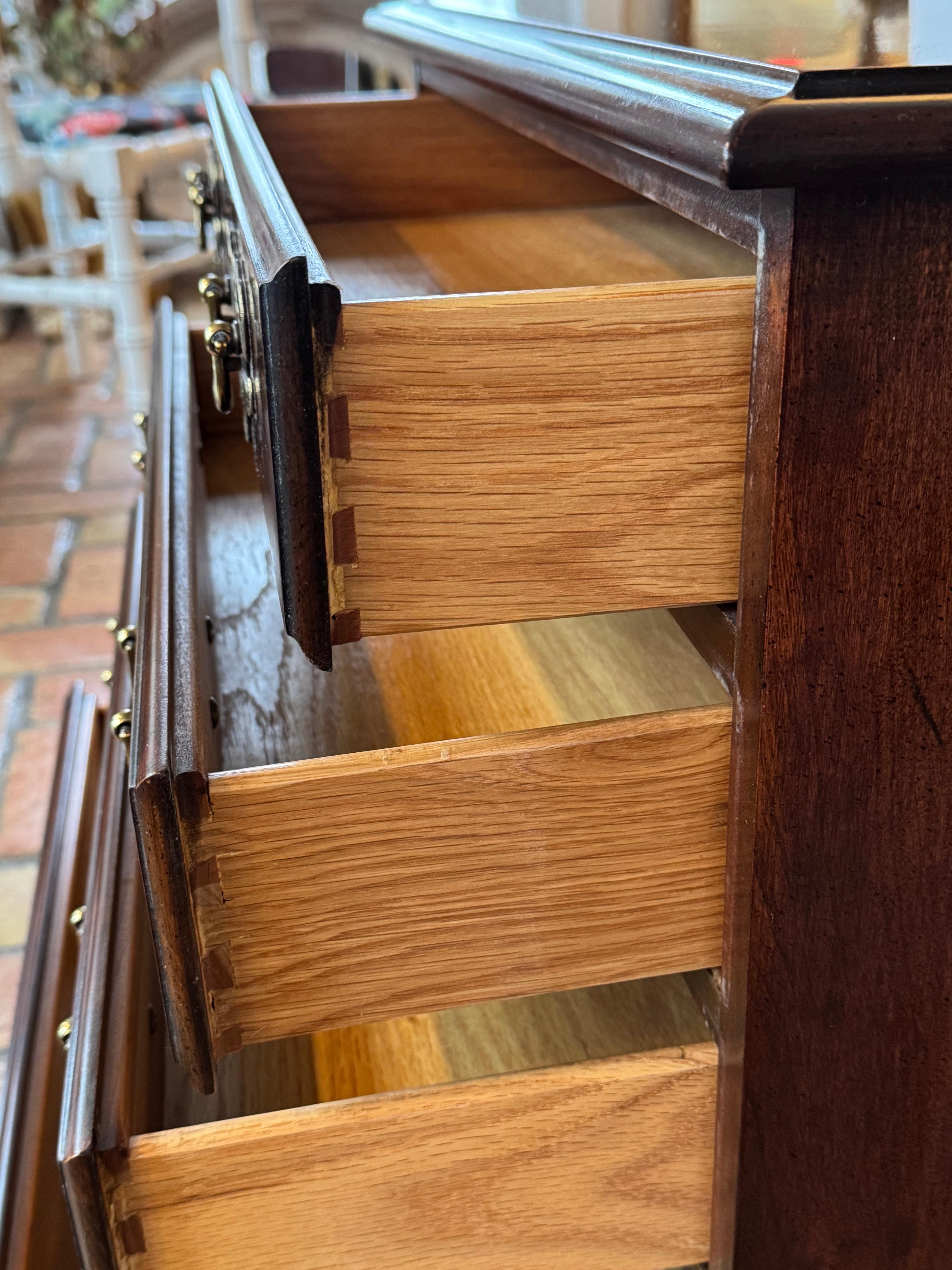 Cassettiera tradizionale Chippendale in mogano in vendita 14