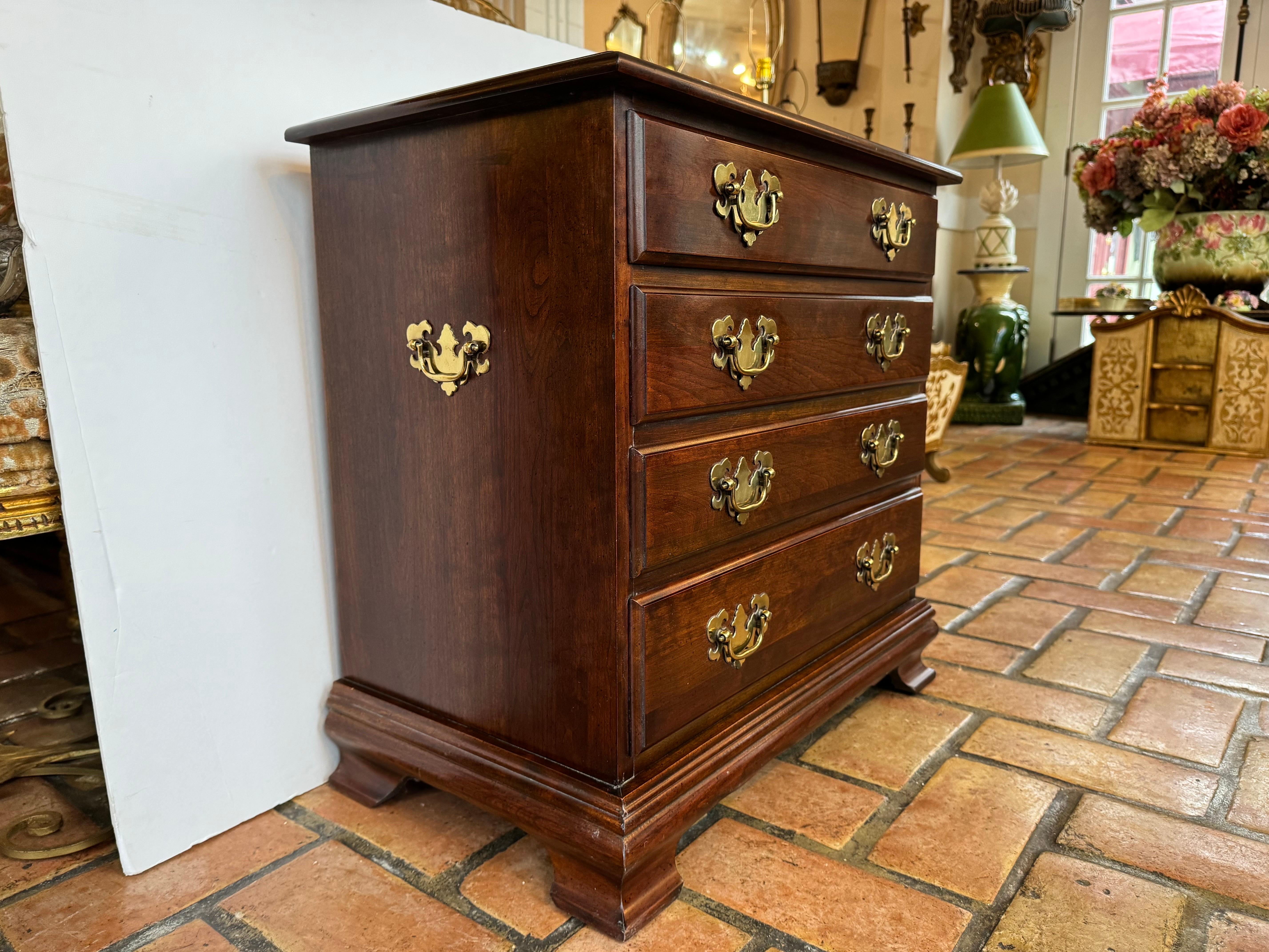 Fine XX secolo Cassettiera tradizionale Chippendale in mogano in vendita