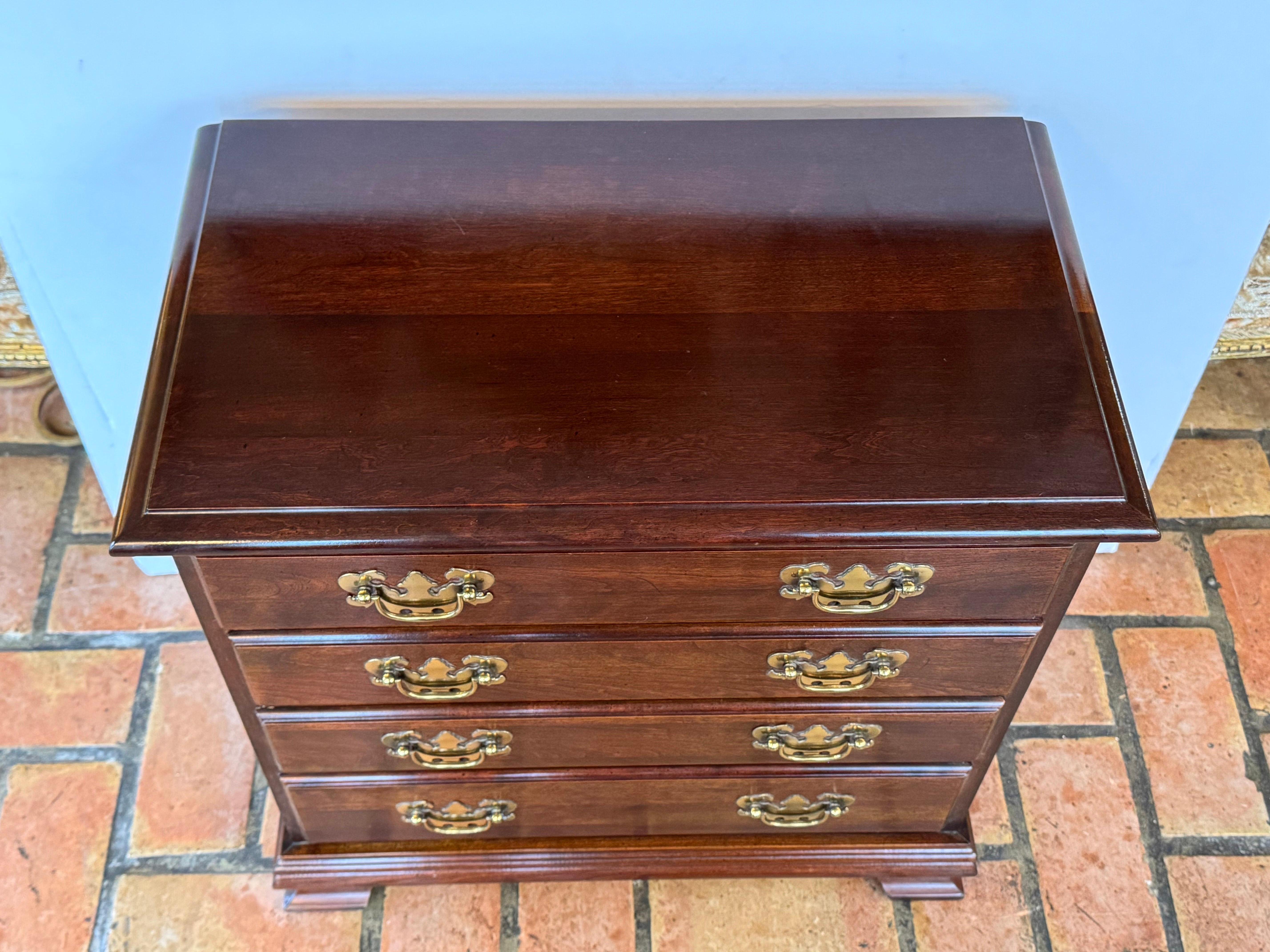 Ottone Cassettiera tradizionale Chippendale in mogano in vendita
