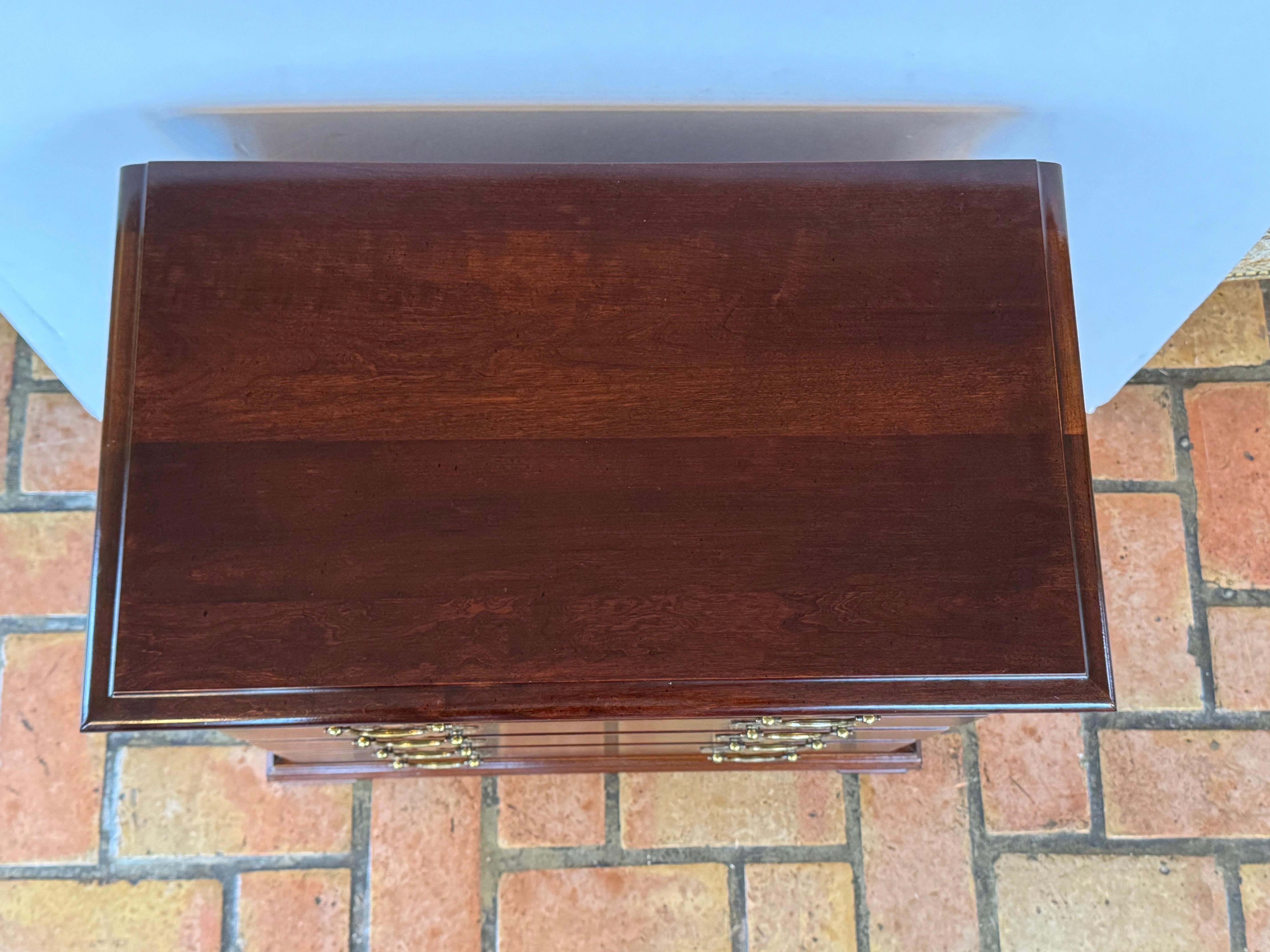 Cassettiera tradizionale Chippendale in mogano in vendita 1