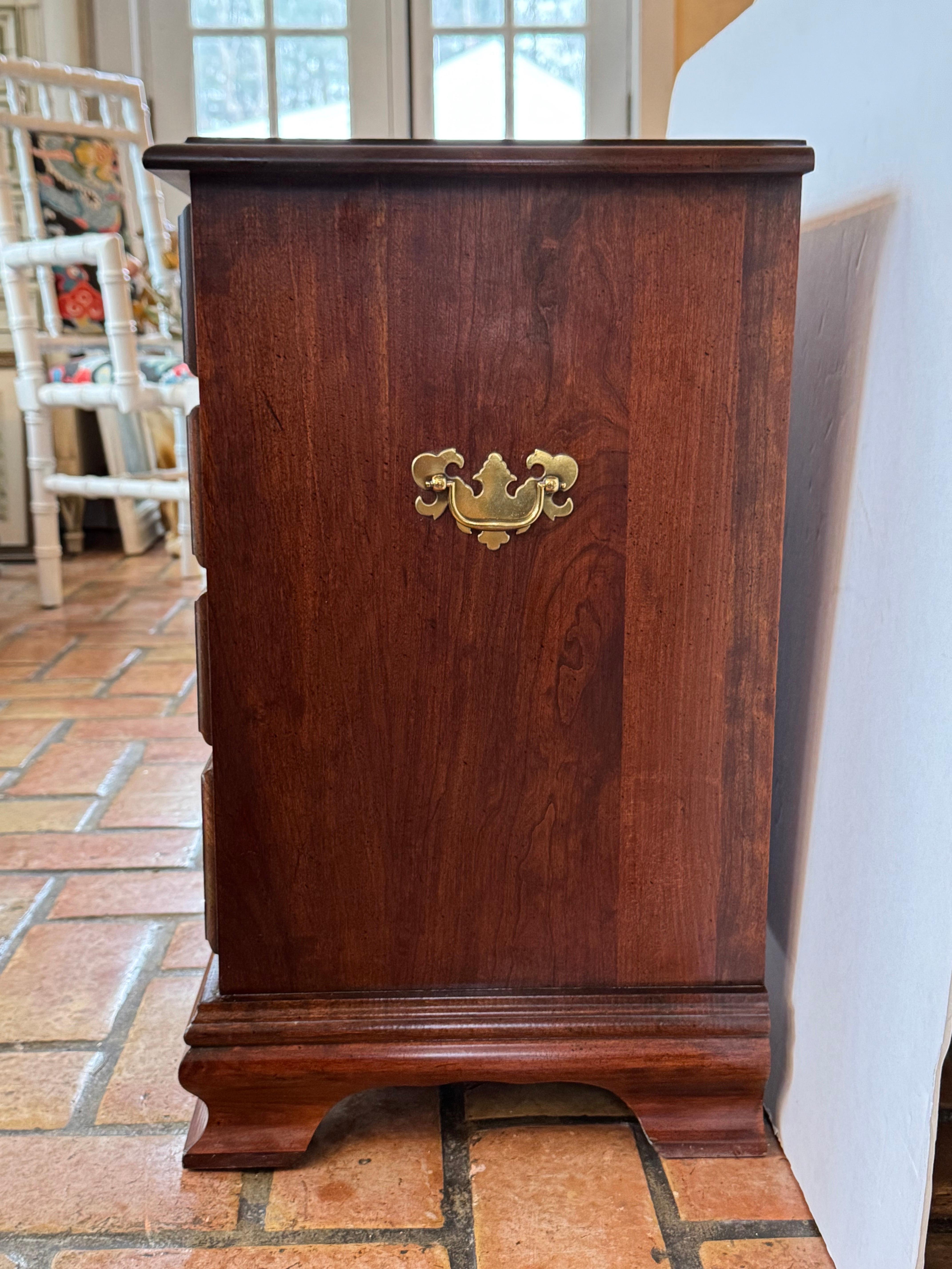Cassettiera tradizionale Chippendale in mogano in vendita 2
