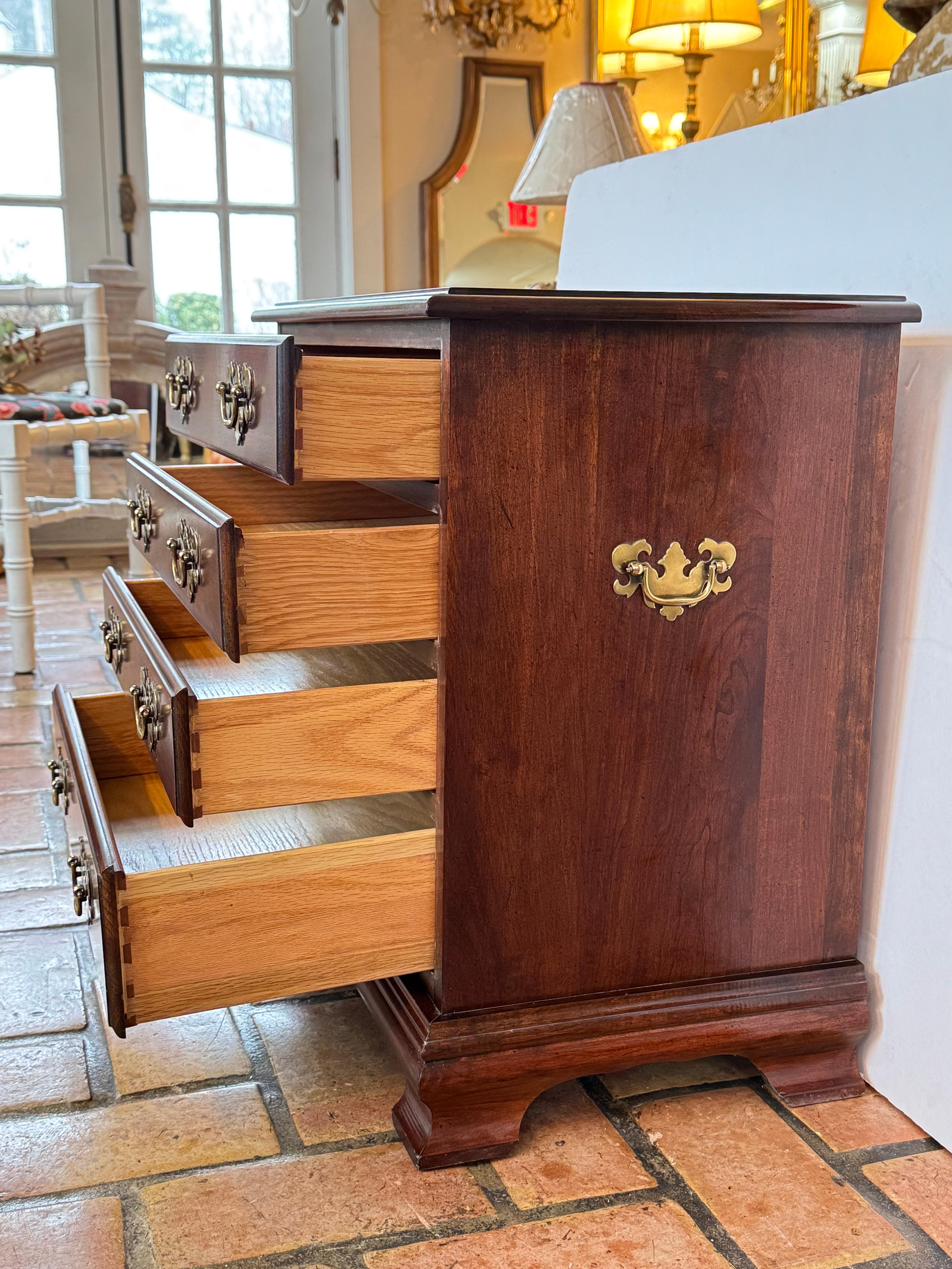 Cassettiera tradizionale Chippendale in mogano in vendita 3