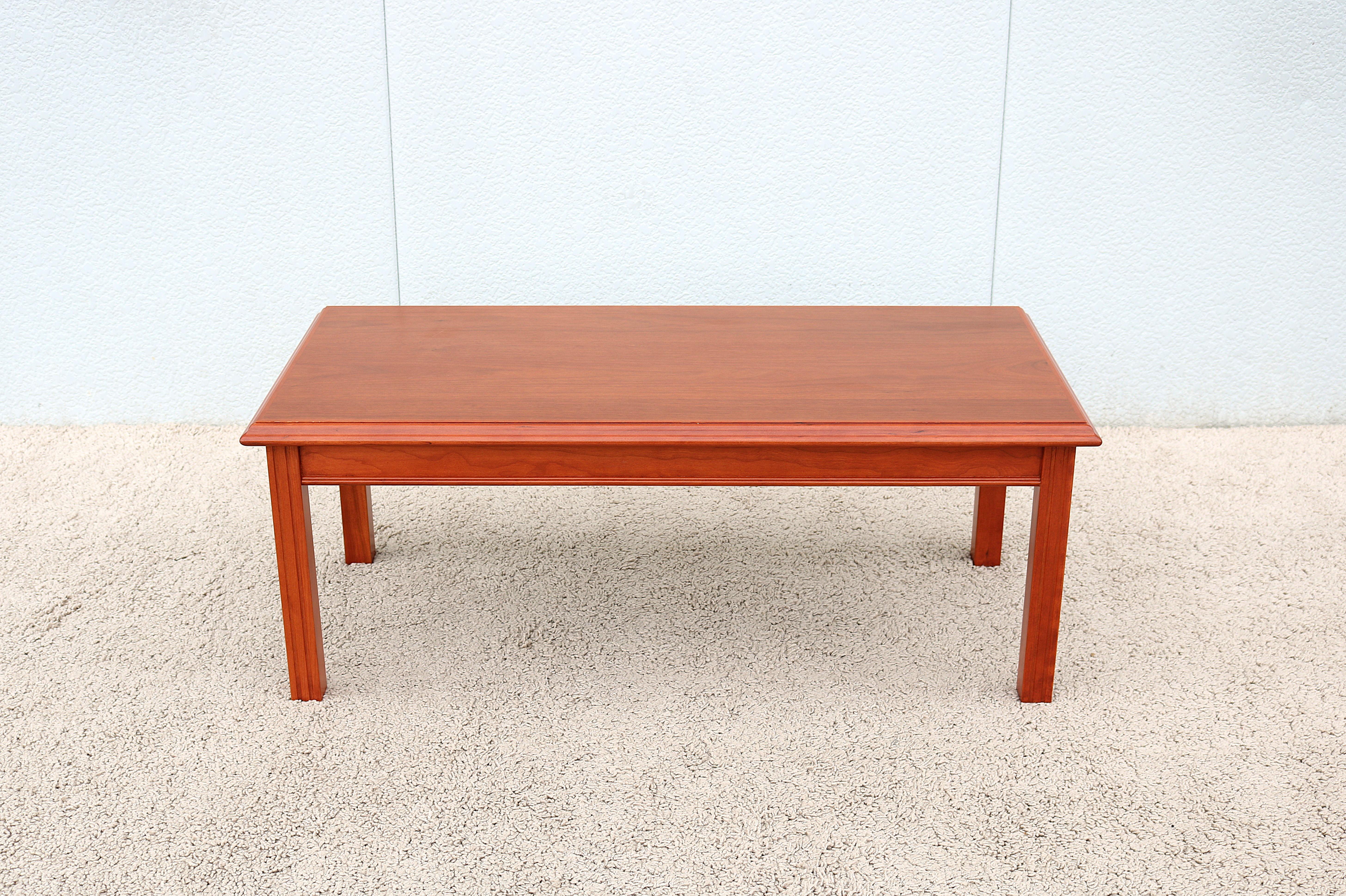 Fabuleuse table basse d'appoint rectangulaire en noyer de style traditionnel par Arnold Furniture.
Un style classique, intemporel et luxueux inspiré du design des 18e et 19e siècles.
Cette table a un aspect saisissant et magnifique avec son riche