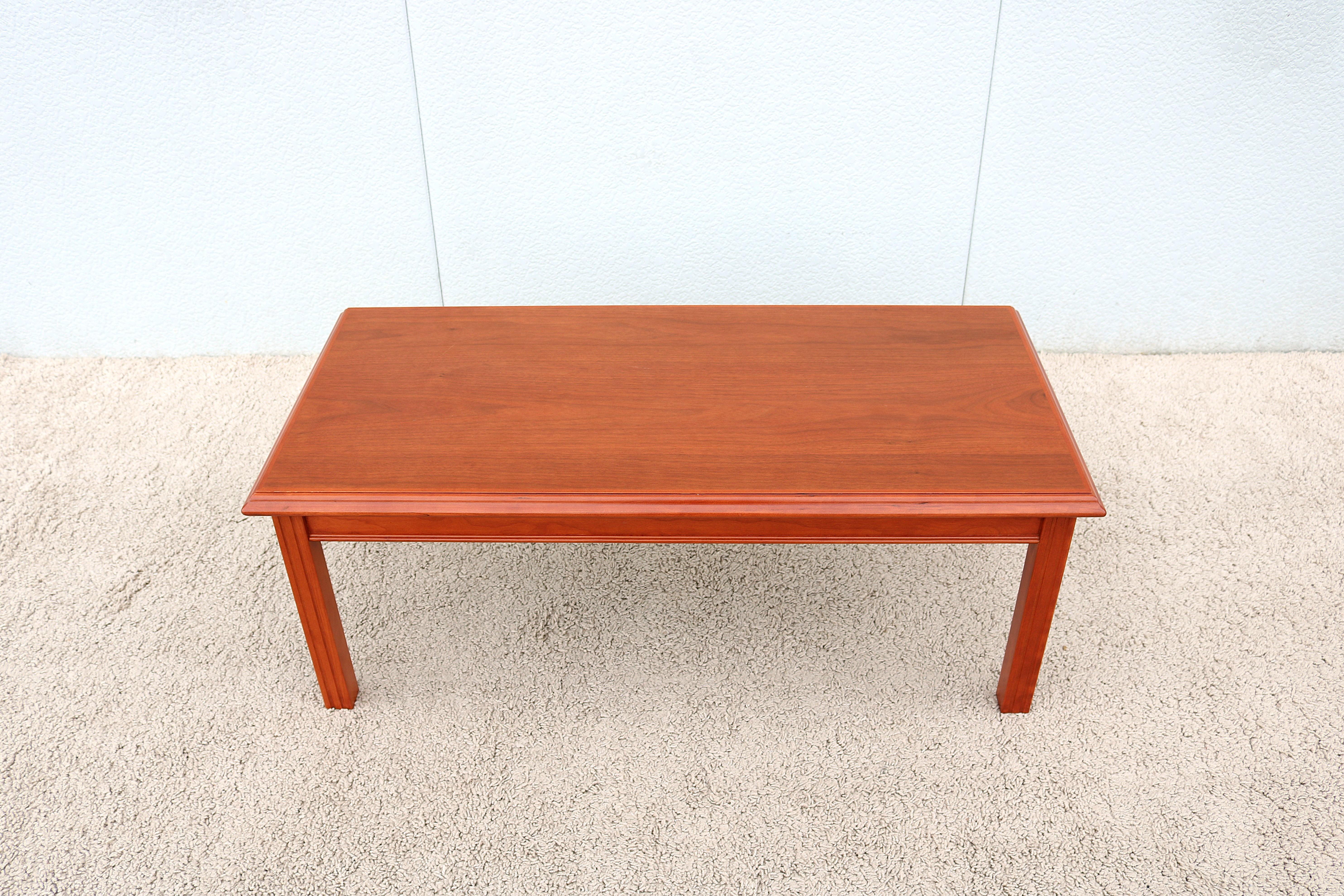 Classique américain Traditional Classic Arnold Furniture Rectangle Walnut Occasional Coffee Table en vente