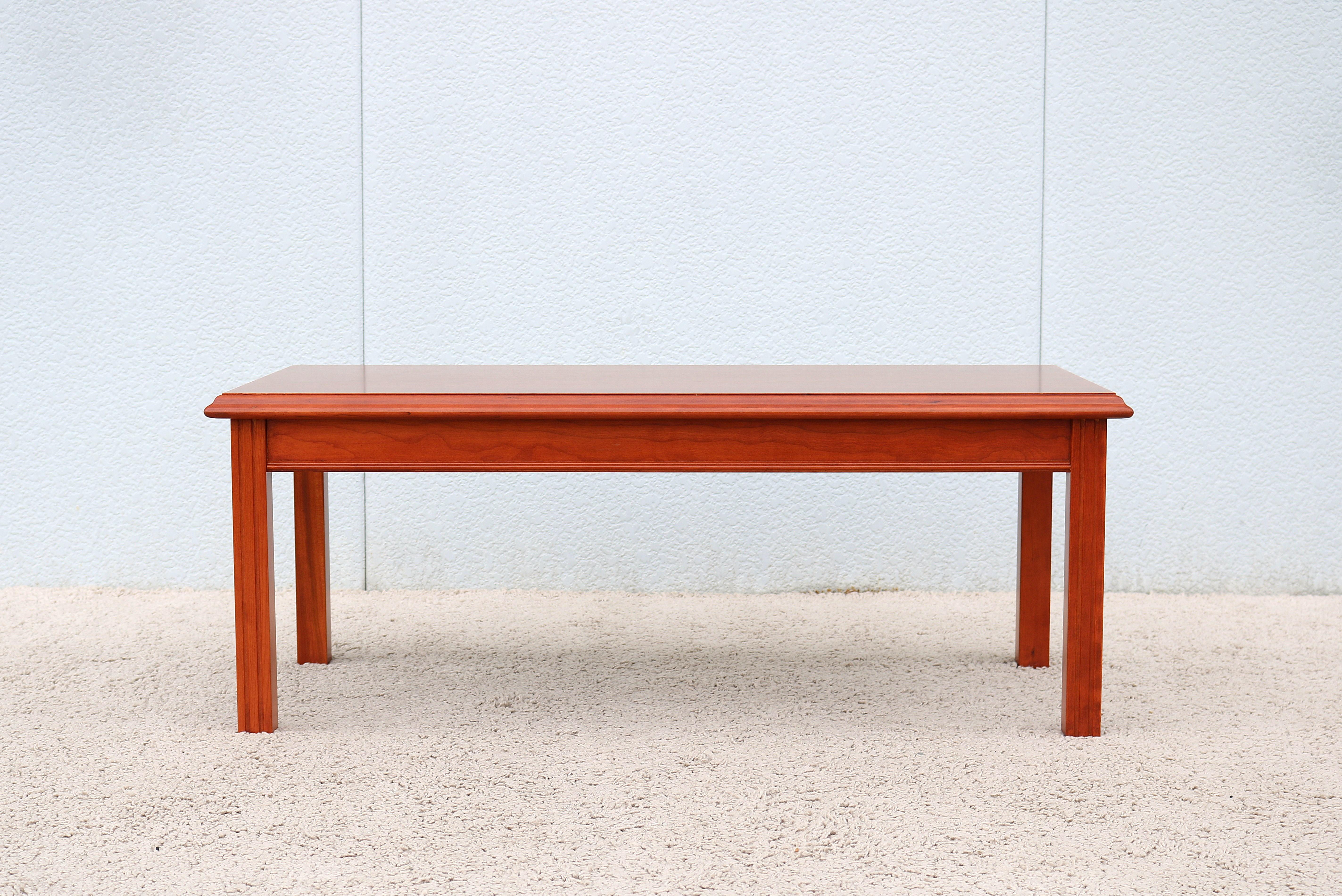 Traditional Classic Arnold Furniture Rectangle Walnut Occasional Coffee Table Excellent état - En vente à Secaucus, NJ