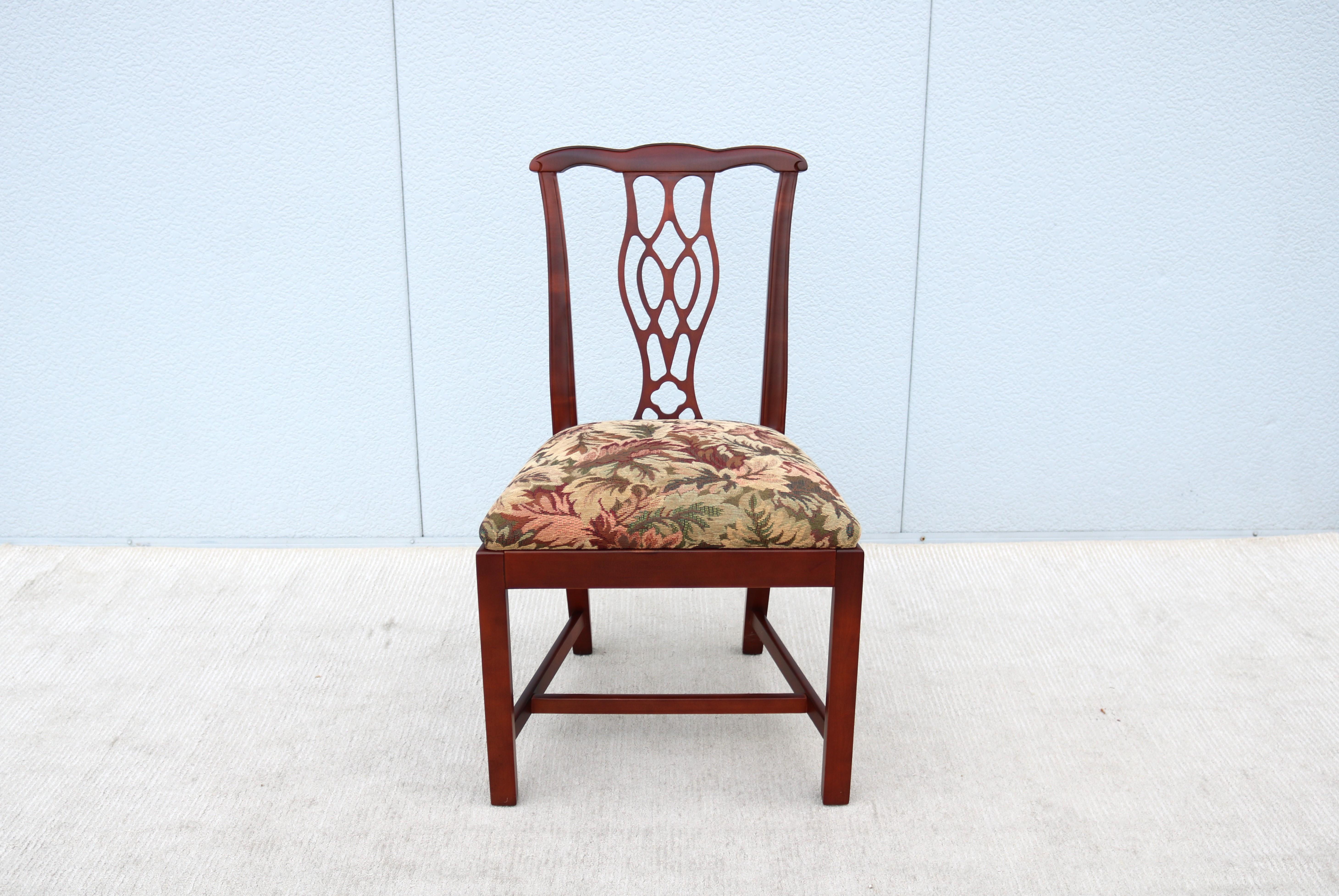 Fabuleux fauteuils d'appoint ou d'invités sans accoudoirs de style Chippendale traditionnel classique par Jofco, Jasper Group.
Magnifiquement fabriqué à la main par des artisans qualifiés à l'aide de matériaux de haute qualité.
Offrez des détails