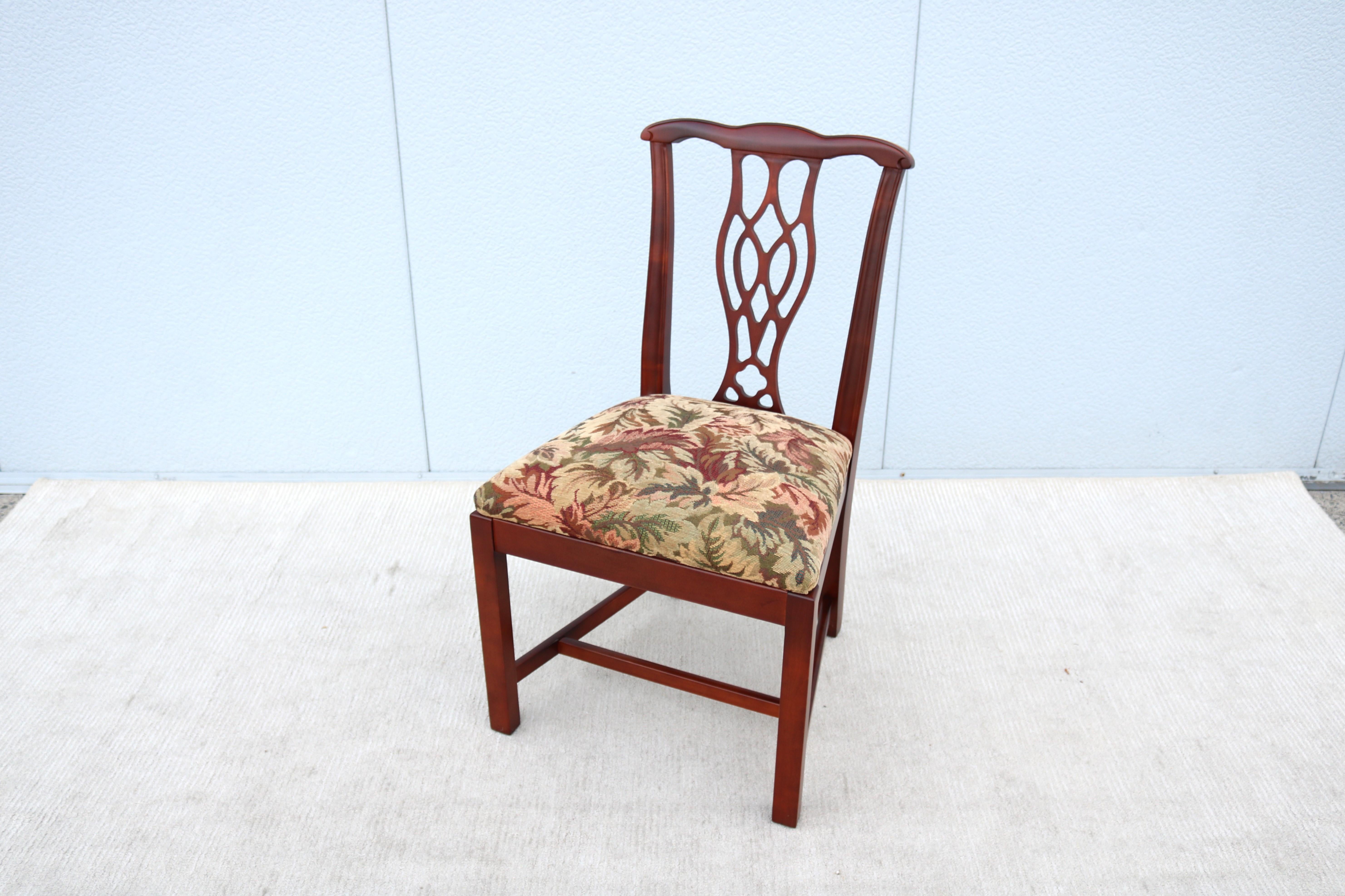 Sculpté à la main Chaise d'appoint ou d'invité sans accoudoirs en érable, de style Classic Chippendale par Jofco en vente