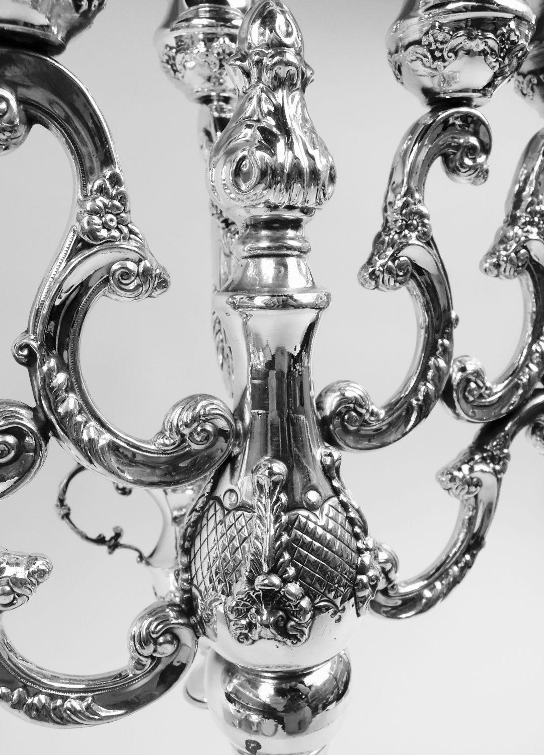 Traditioneller klassischer Hannukah-Menorah aus Sterlingsilber im Zustand „Gut“ im Angebot in New York, NY