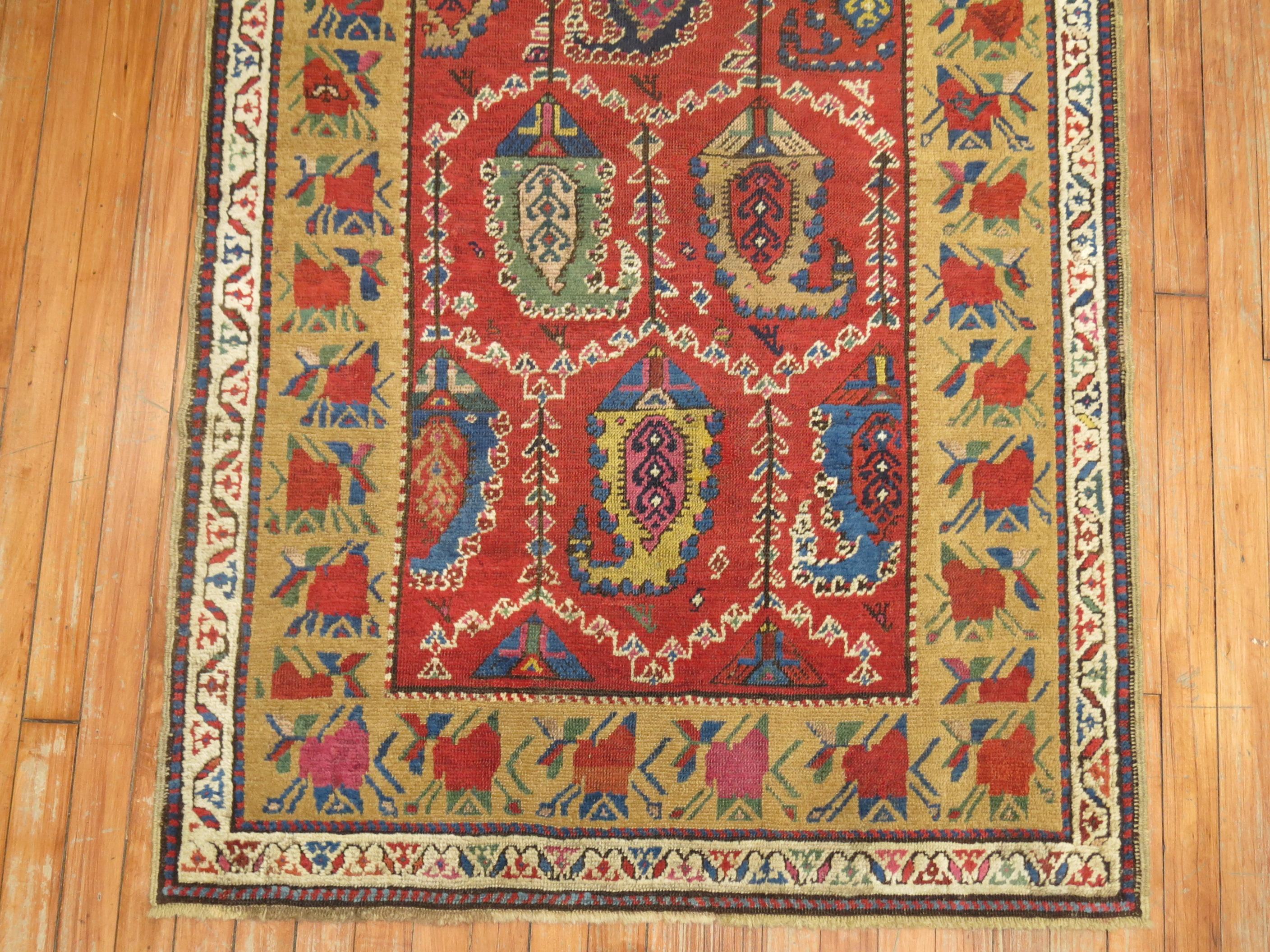 Ein kaukasischer Karabagh-Läufer aus dem frühen 20. Jahrhundert mit traditionellem Paisley-Motiv und Blumenbordüre 

Maße: 3'4