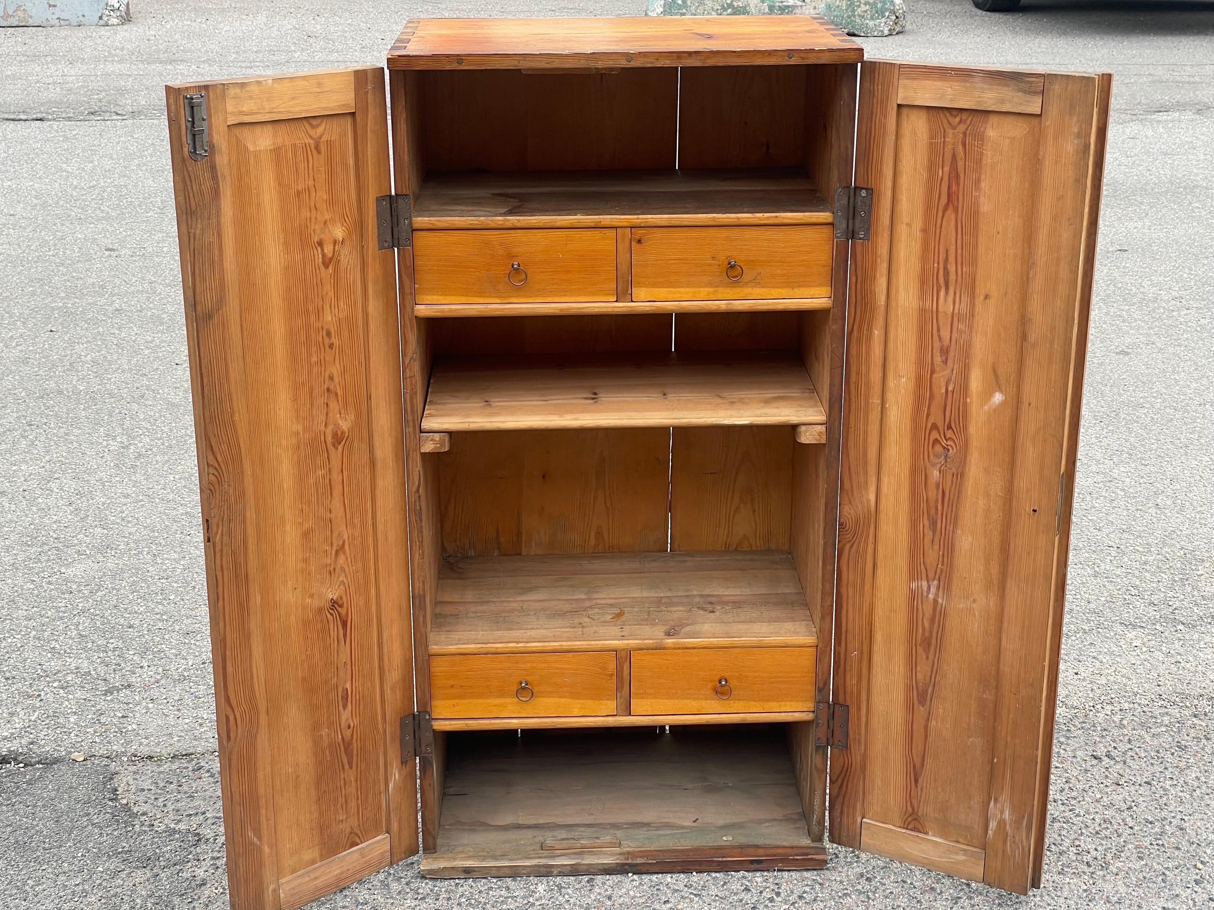 Traditional Danish pine cupboard from the 1930s In Good Condition For Sale In Copenhagen, DK