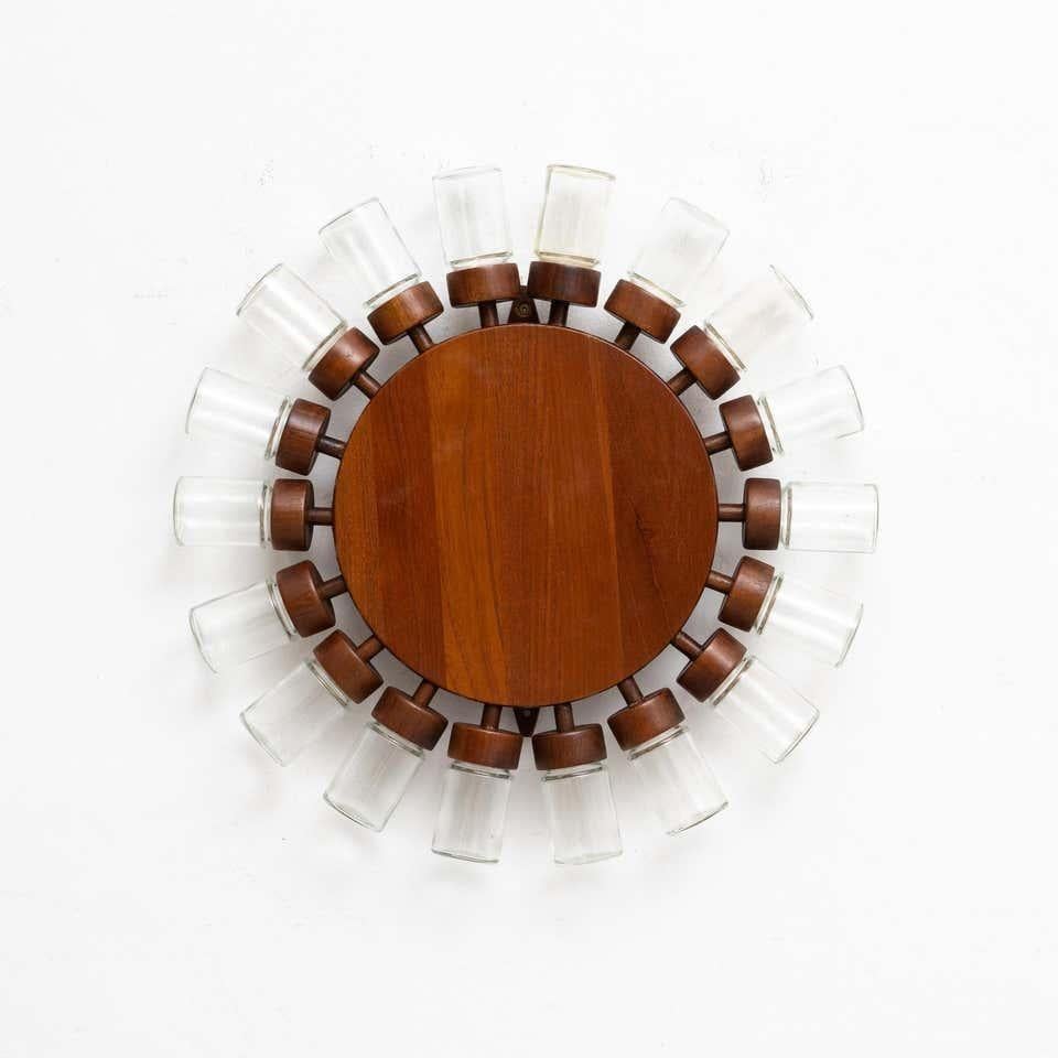 Épicerie vintage composée de 18 pots en verre dans un présentoir rotatif Woden de forme ronde.    Fabriqué par un fabricant inconnu, au Danemark, vers 1950.    En état d'origine, avec une usure mineure conforme à l'âge et à l'utilisation, préservant