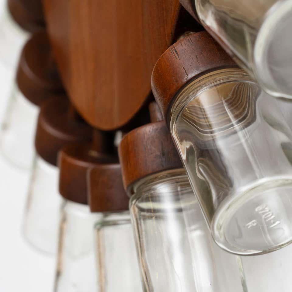 Verre Présentoir traditionnel danois vintage en bois pour pots à épices, circa 1950 en vente