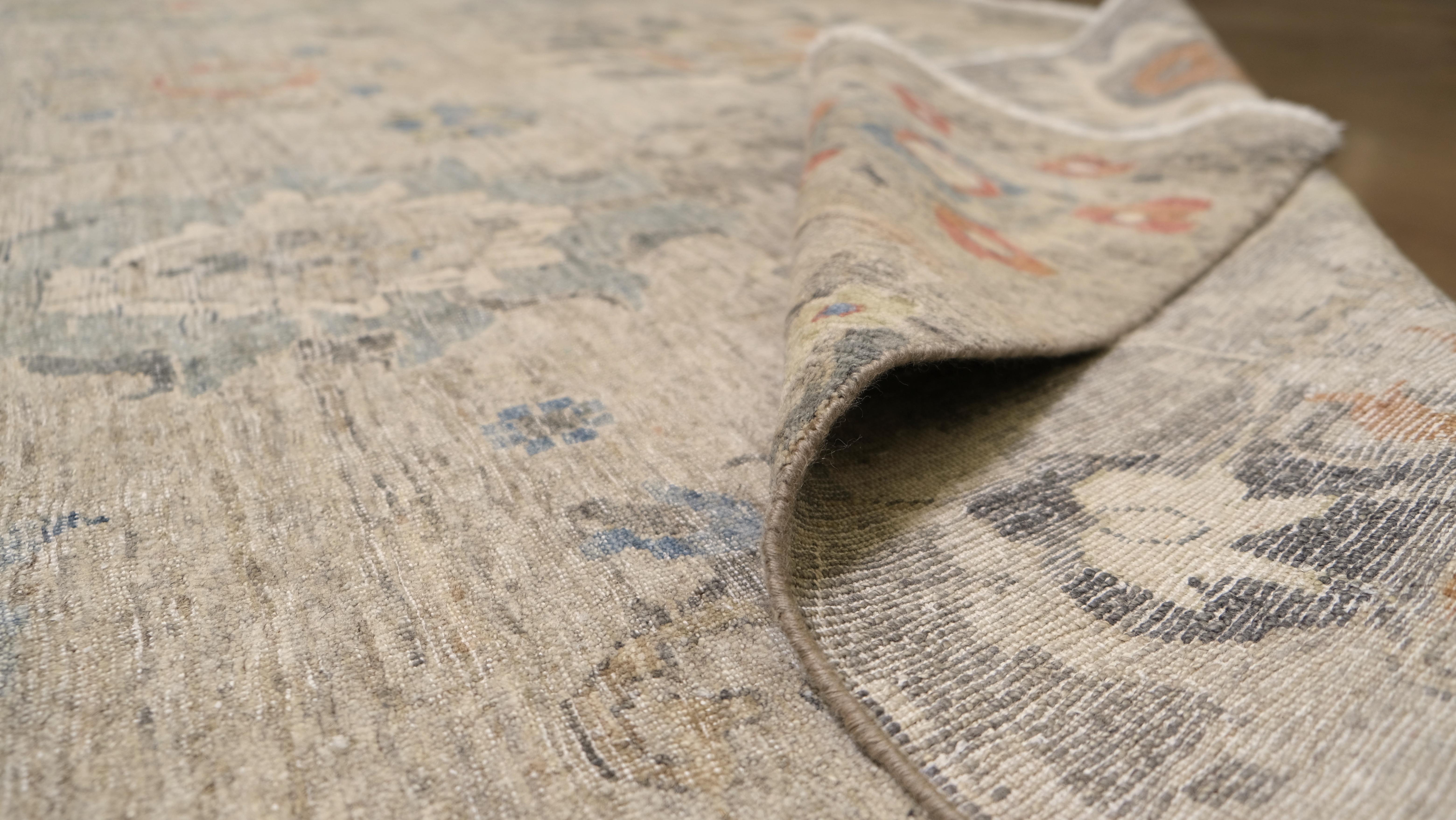 Tauchen Sie Ihren Raum mit diesem handgeknüpften Wollteppich in zeitlose Raffinesse. Dieser Teppich mit seinem traditionellen Blumenmotiv und seiner schönen, gealterten Ästhetik verbindet klassische Eleganz mit modernem Charme. Die gedämpfte
