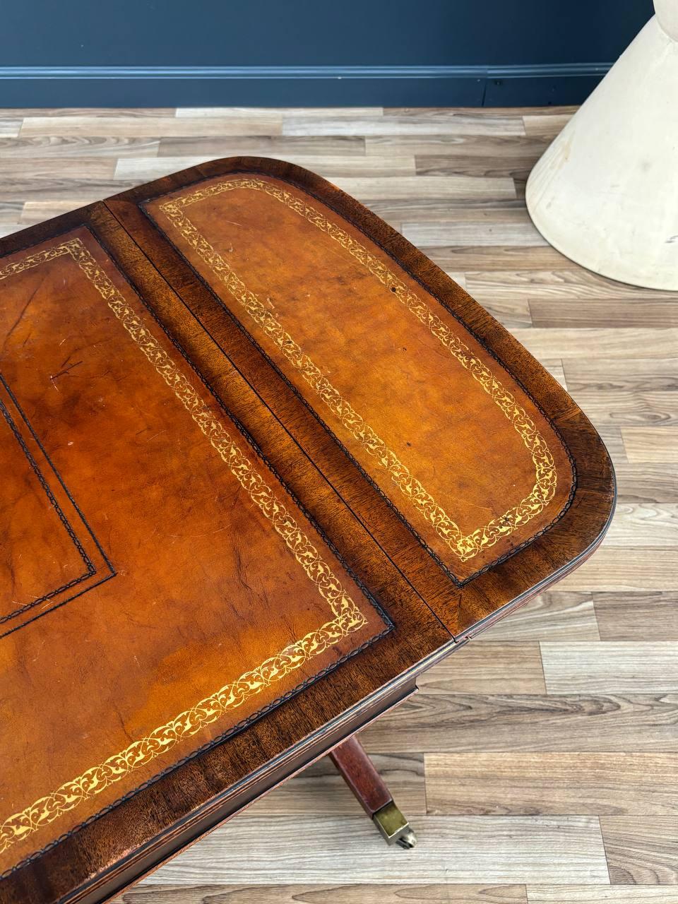 Table basse traditionnelle de style Duncan-Phyfe en acajou avec plateau en cuir ouvragé en vente 3