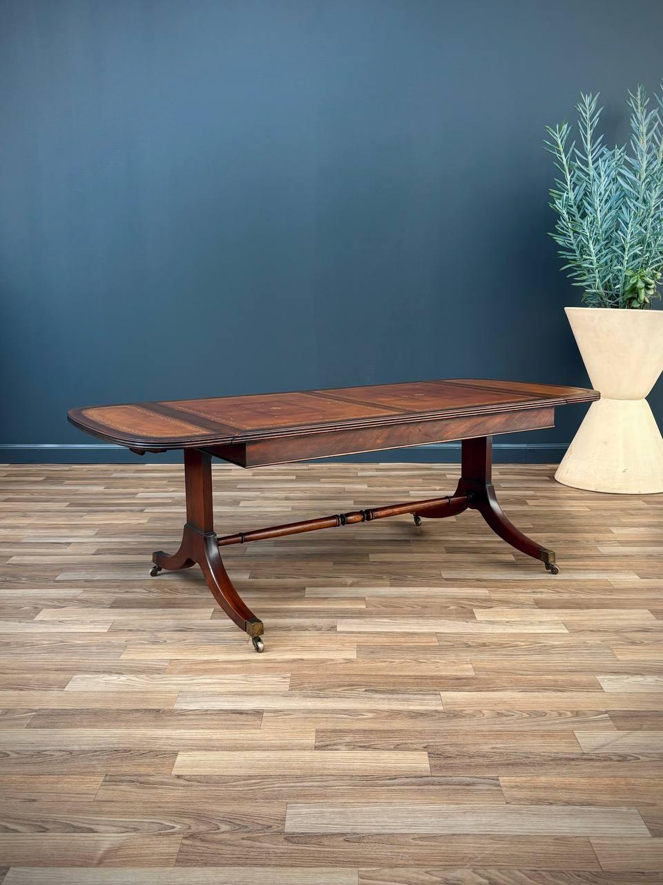 Autre Table basse traditionnelle de style Duncan-Phyfe en acajou avec plateau en cuir ouvragé en vente
