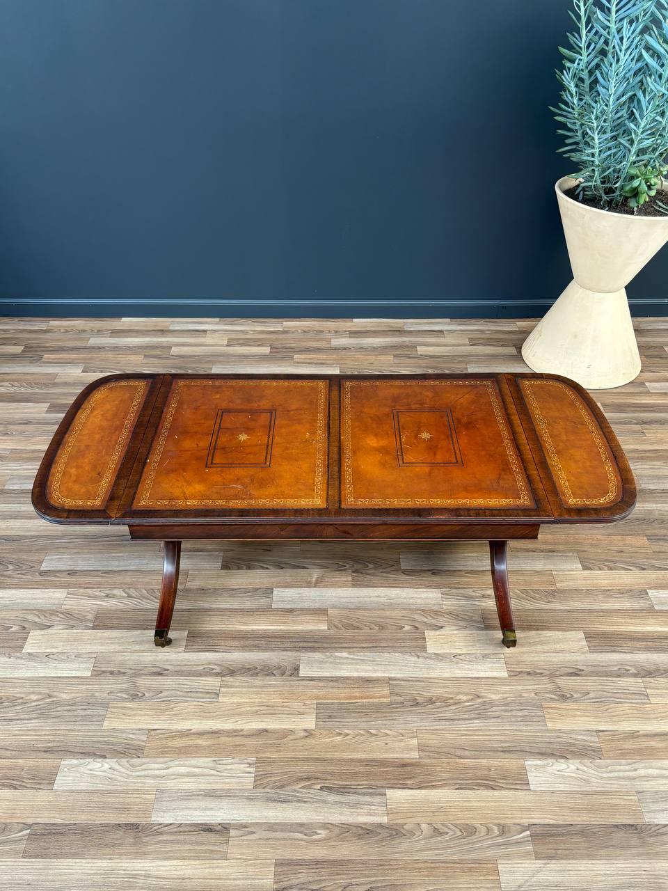 Table basse traditionnelle de style Duncan-Phyfe en acajou avec plateau en cuir ouvragé Bon état - En vente à Los Angeles, CA