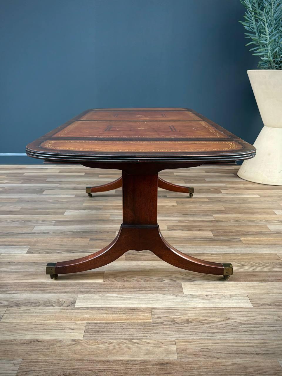 Milieu du XXe siècle Table basse traditionnelle de style Duncan-Phyfe en acajou avec plateau en cuir ouvragé en vente
