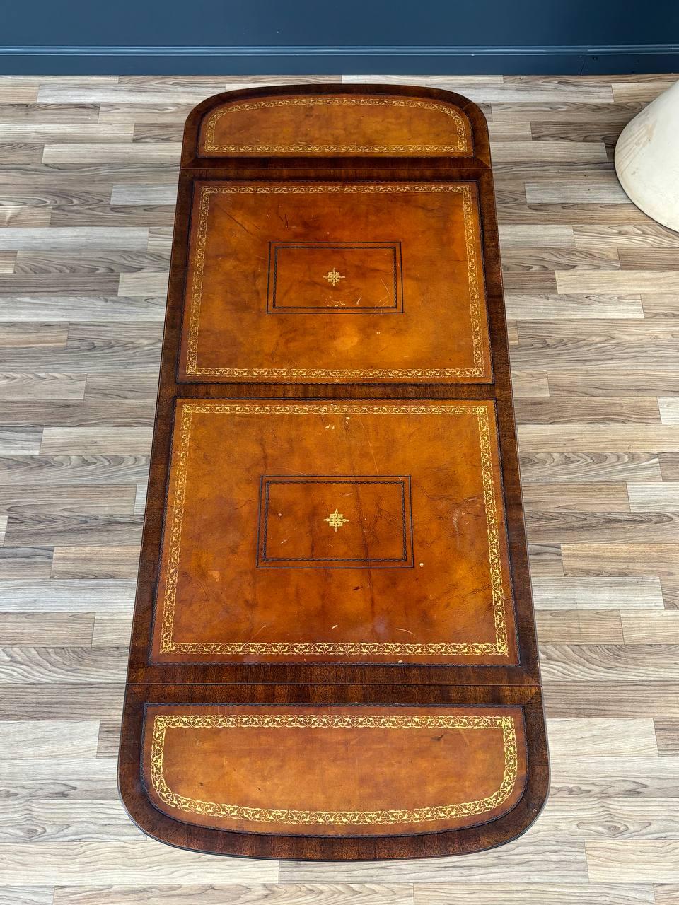 Cuir Table basse traditionnelle de style Duncan-Phyfe en acajou avec plateau en cuir ouvragé en vente