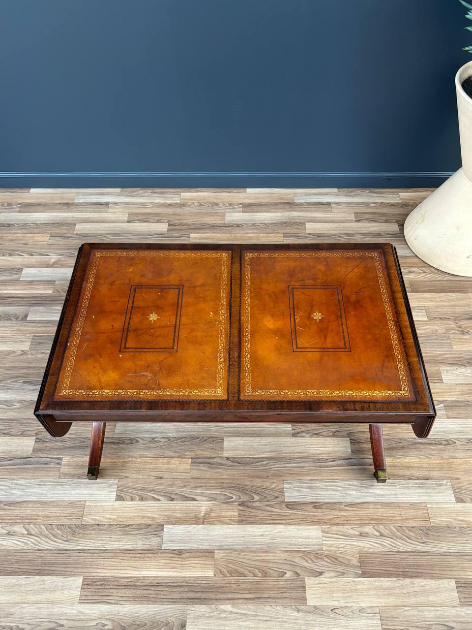 Traditional Duncan-Phyfe Style Mahogany Coffee Table with Tooled Leather Top In Good Condition In Los Angeles, CA