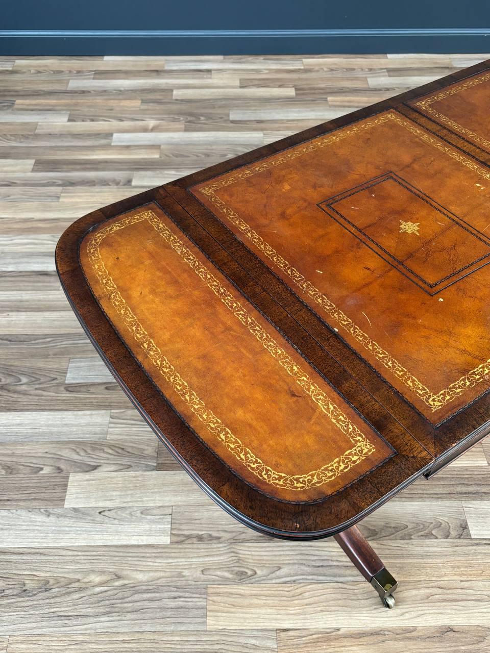 Table basse traditionnelle de style Duncan-Phyfe en acajou avec plateau en cuir ouvragé en vente 2