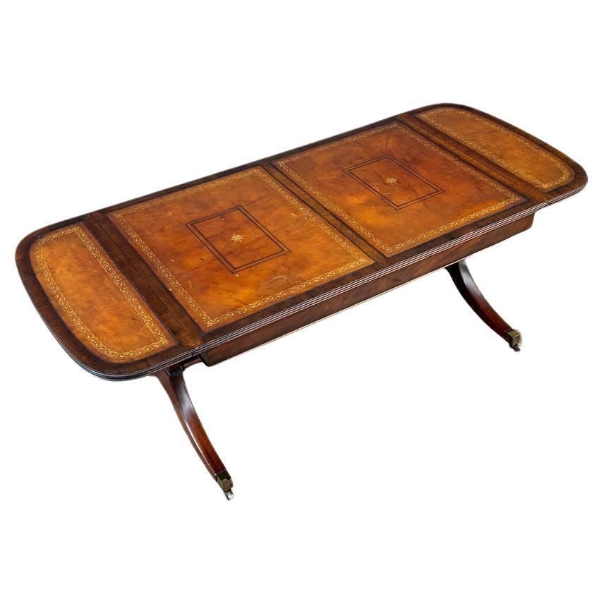Table basse traditionnelle de style Duncan-Phyfe en acajou avec plateau en cuir ouvragé en vente