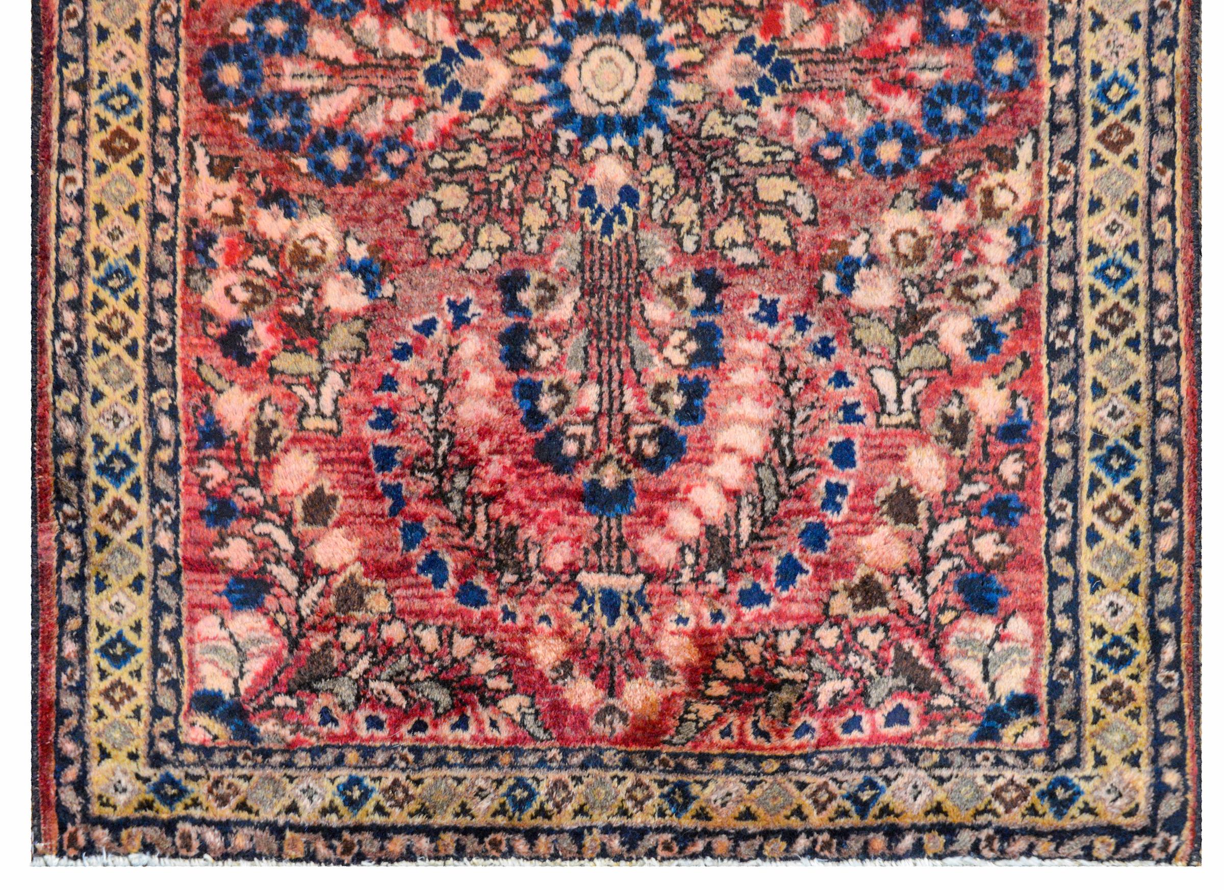 Vegetable Dyed Traditional Early 20th Century Sarouk Rug For Sale