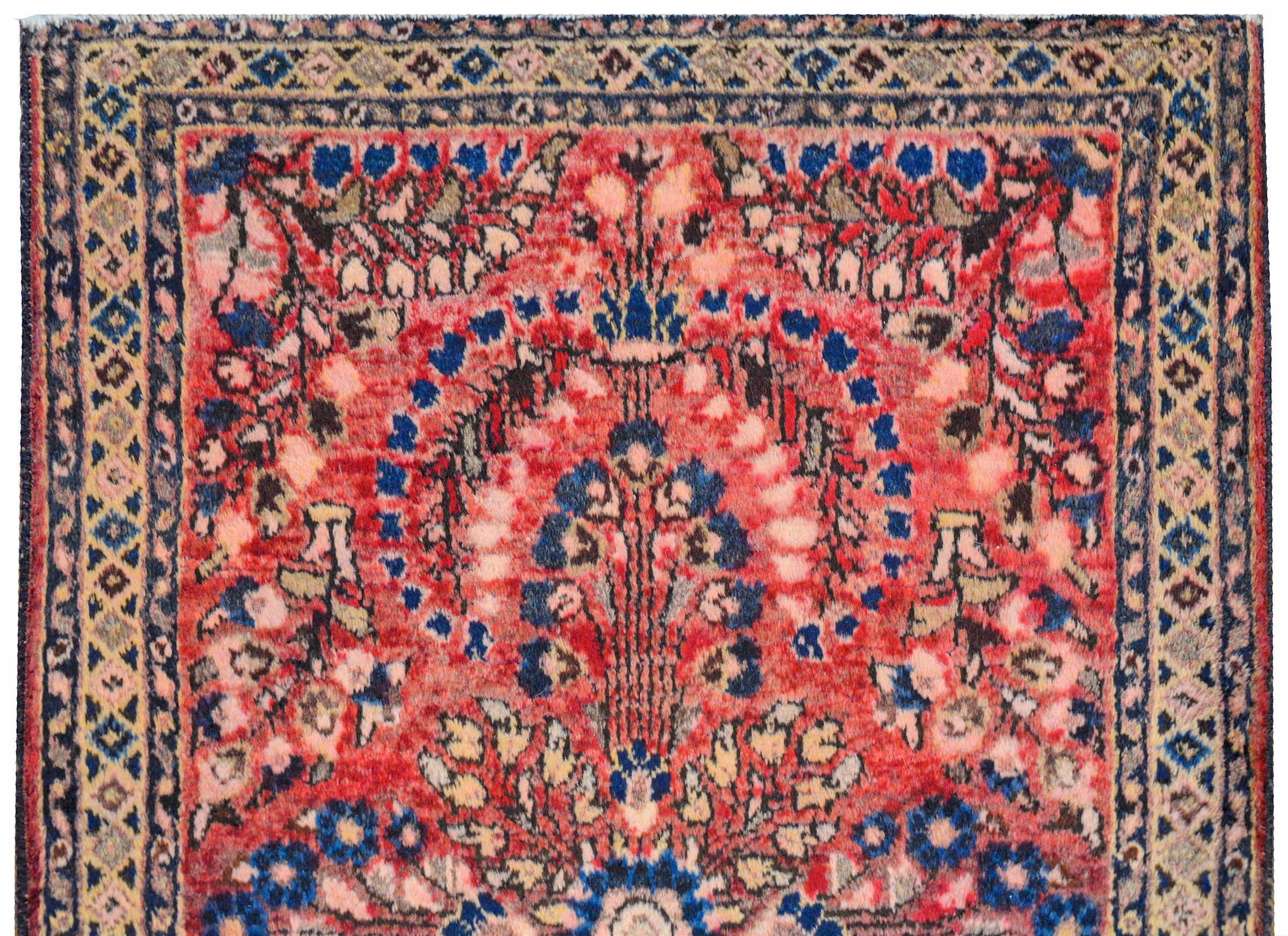 Traditional Early 20th Century Sarouk Rug In Good Condition For Sale In Chicago, IL