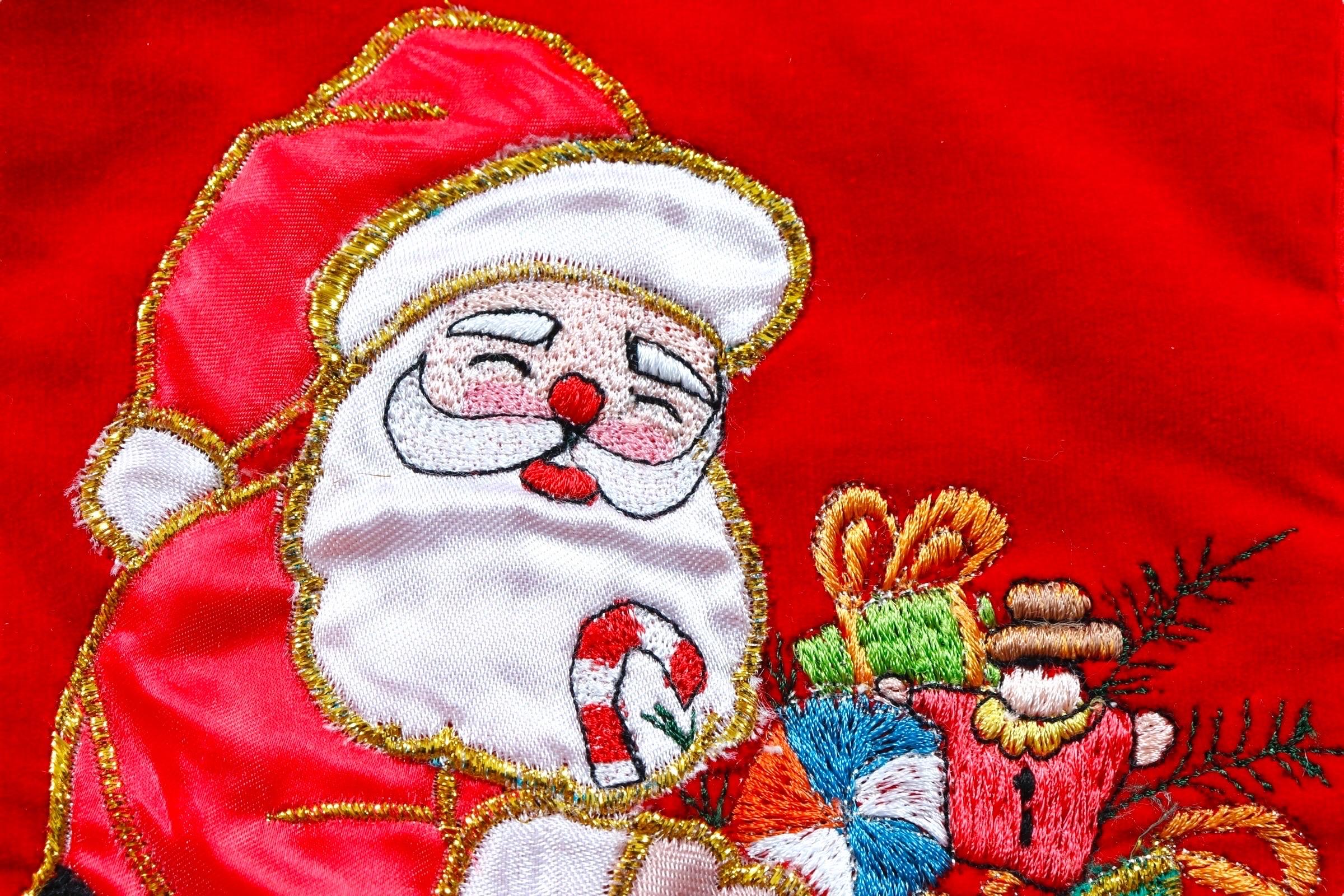 Traditionell bestickte Weihnachtsstrümpfe 'Santa' - 2er-Set im Angebot 2