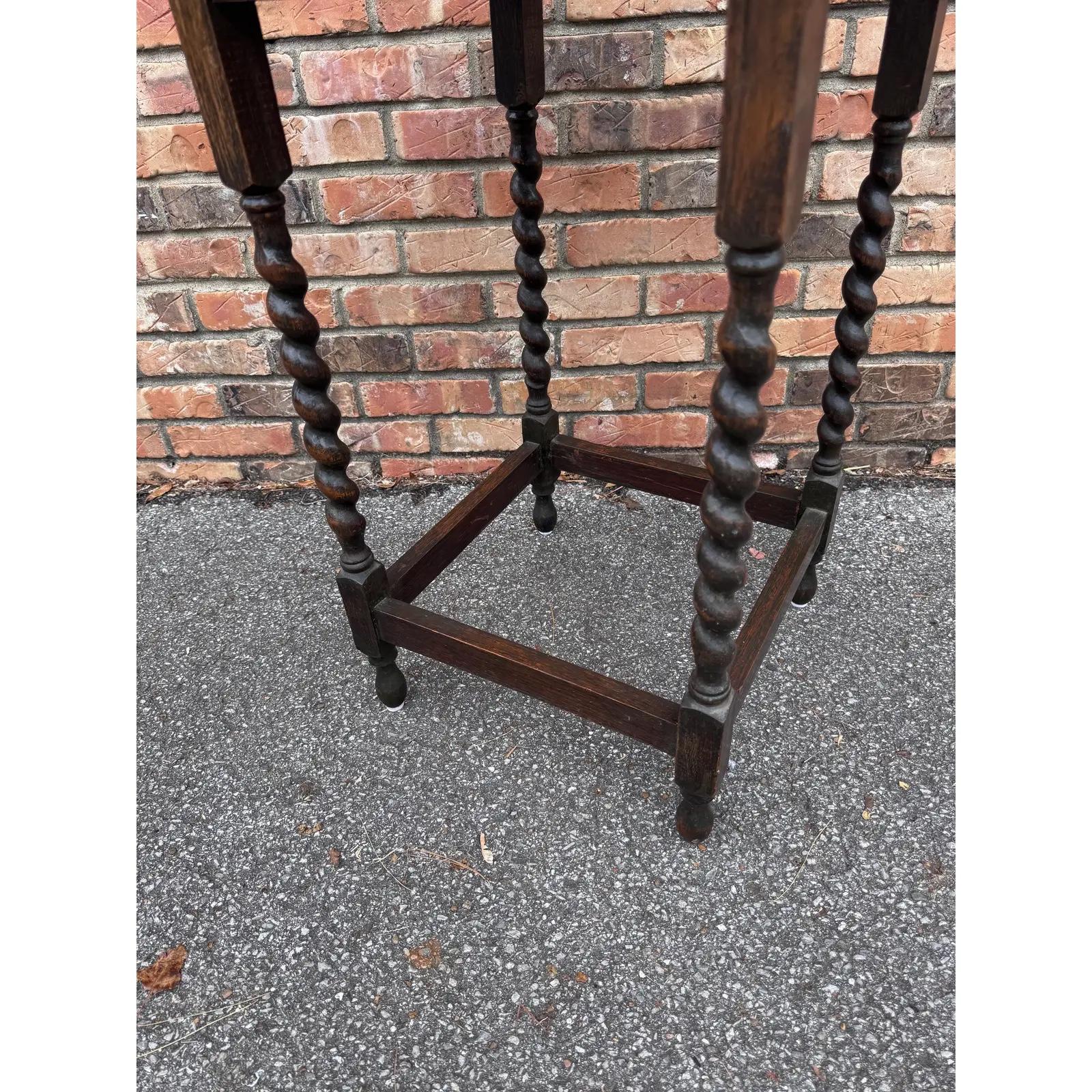 Il s'agit d'une magnifique table d'appoint anglaise du 19e siècle ! Le bois est riche et foncé. Le détail des pieds torsadés en orge ajoute est élégance raffinée à cette pièce fonctionnelle. Cet article est parfait pour tout amateur d'intérieurs