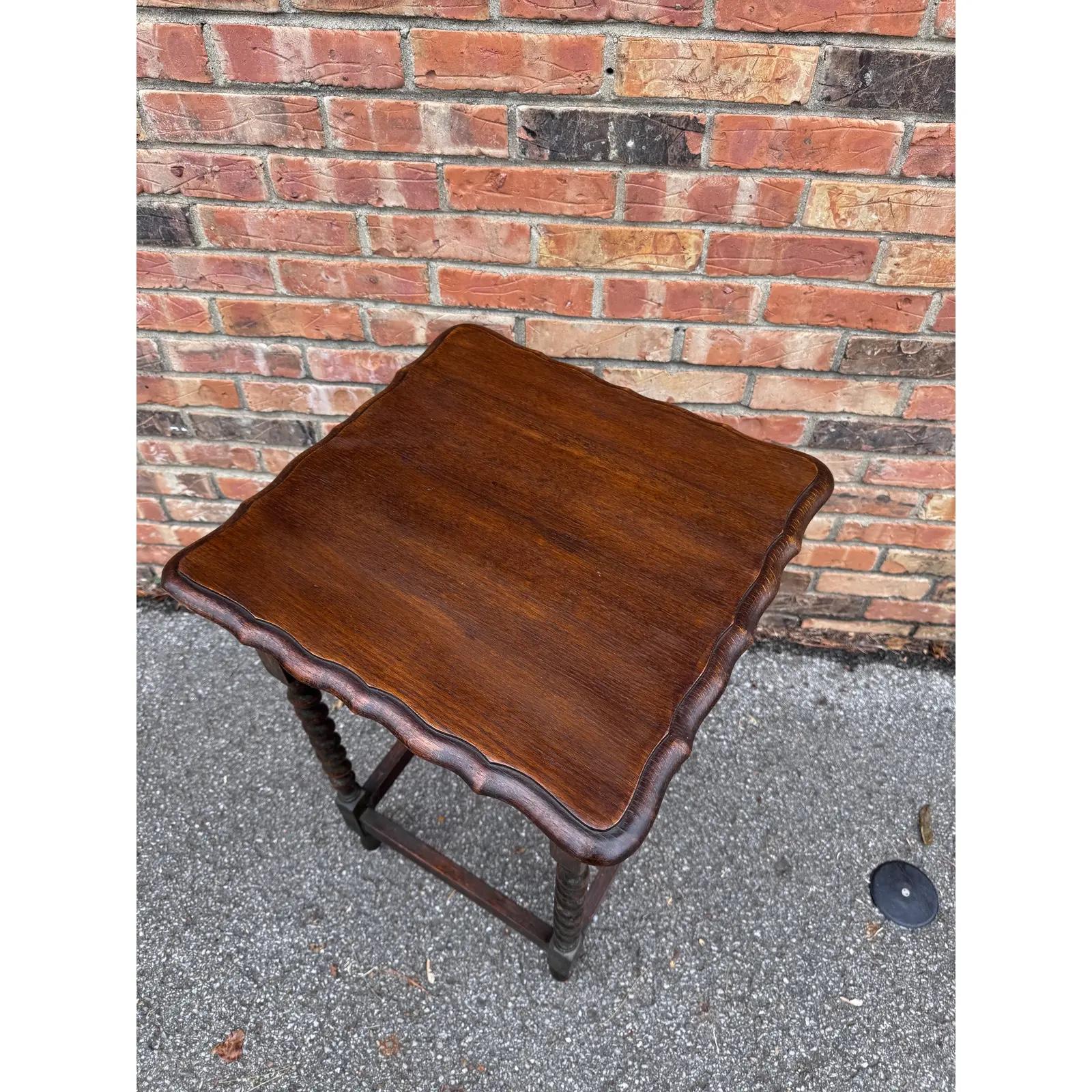 Anglais Table d'appoint traditionnelle anglaise Barley Twist en vente