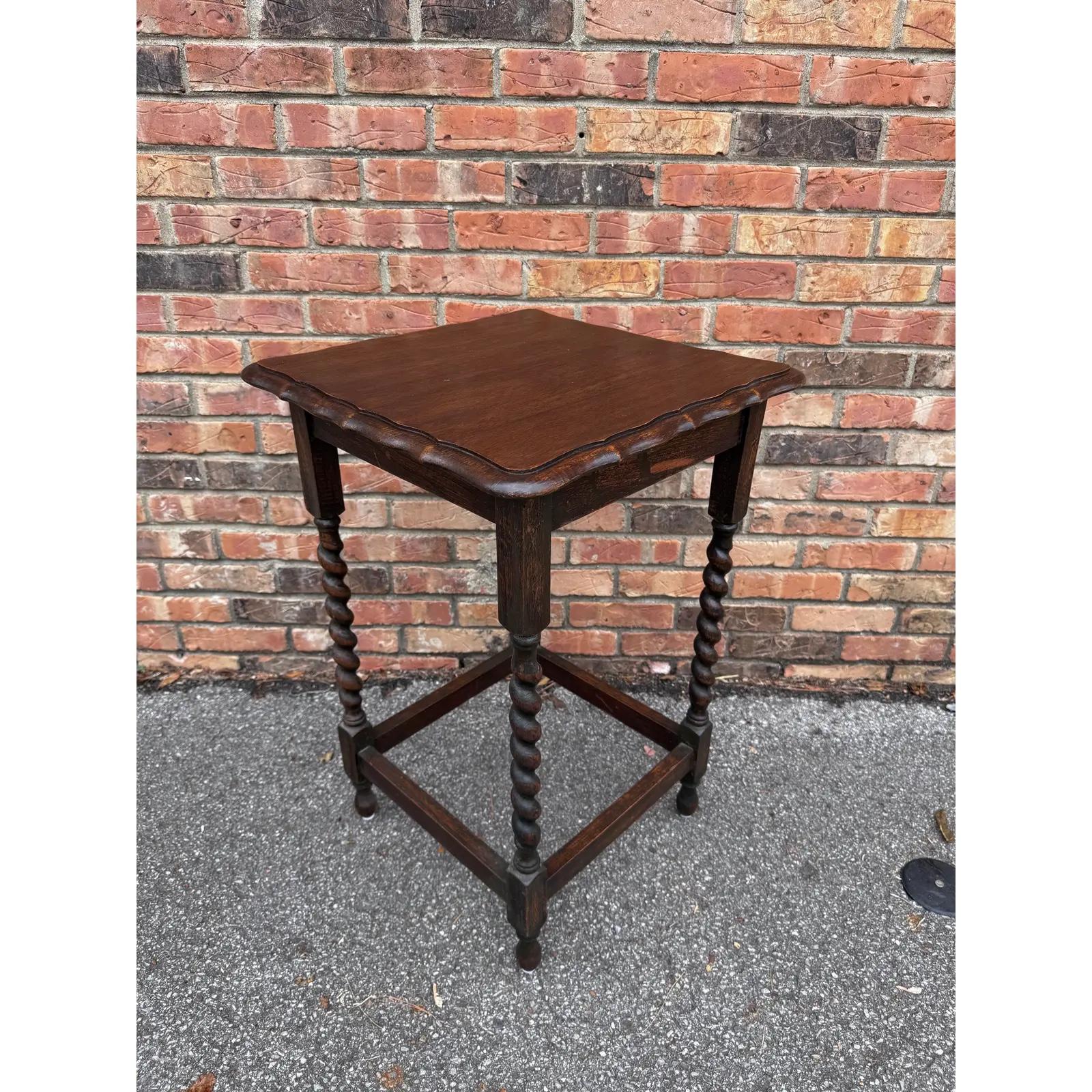 Table d'appoint traditionnelle anglaise Barley Twist Bon état - En vente à Nashville, TN