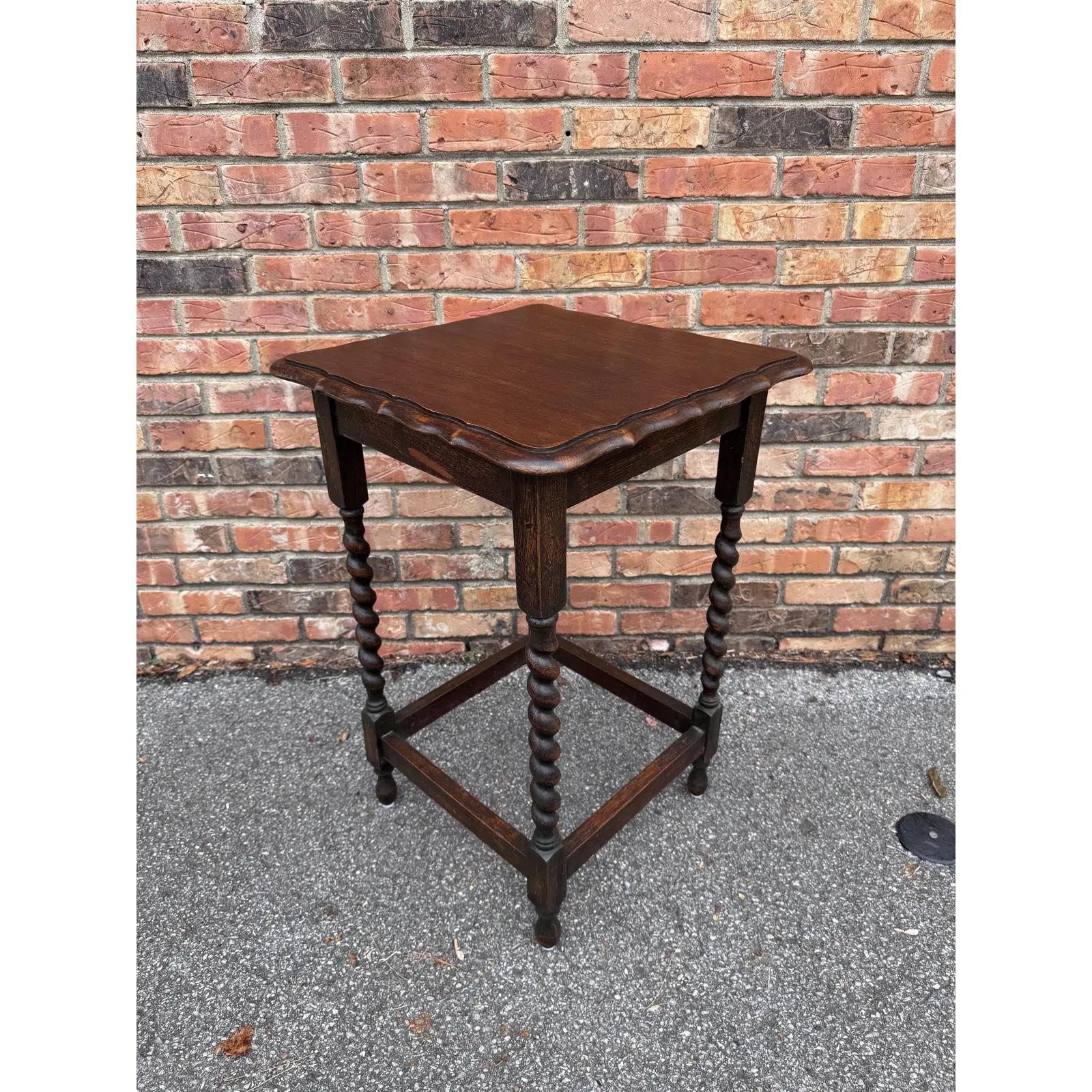 Bois Table d'appoint traditionnelle anglaise Barley Twist en vente