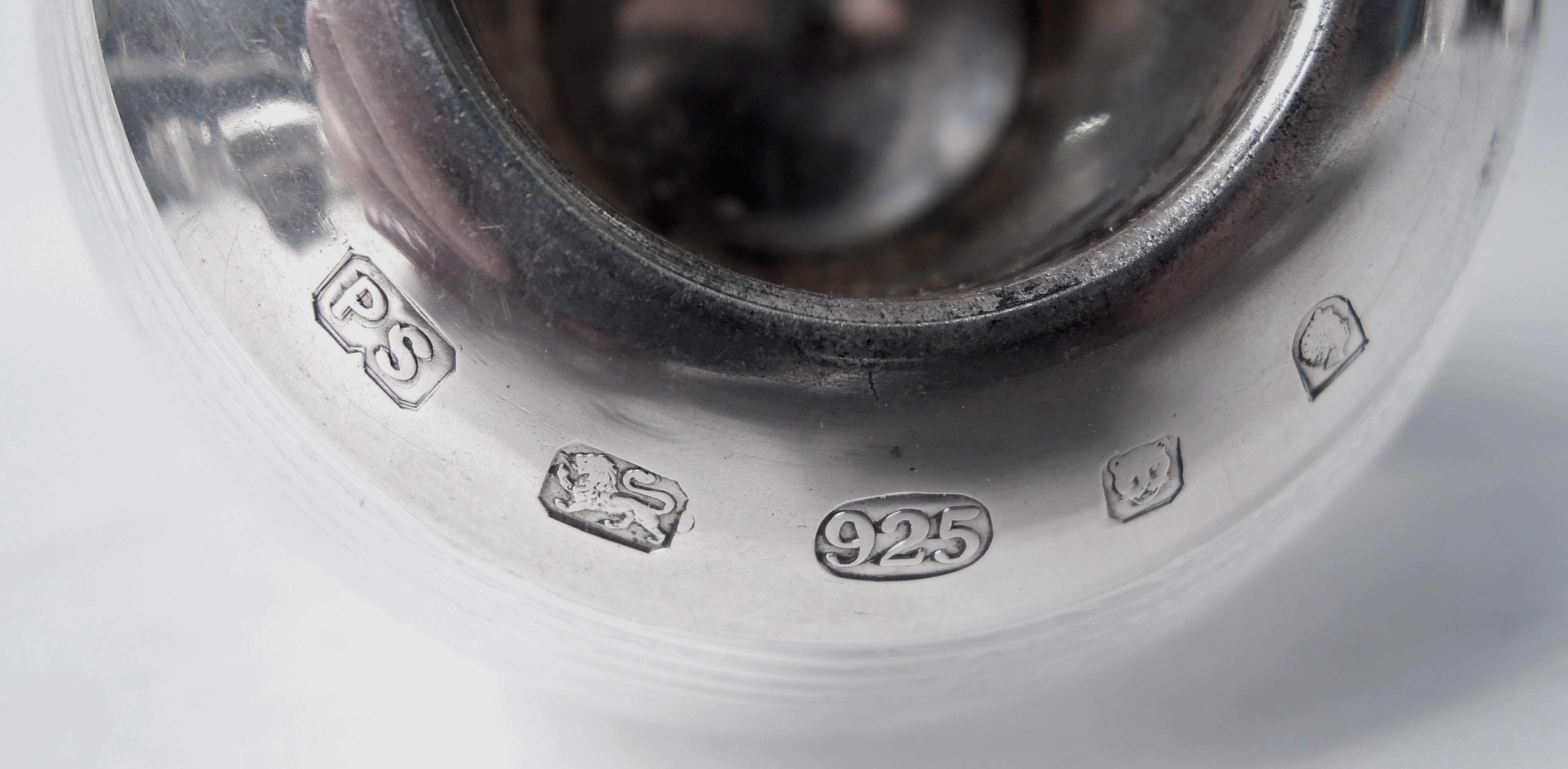 Fiammifero tradizionale inglese in cristallo e argento massiccio, 2002 In condizioni buone in vendita a New York, NY