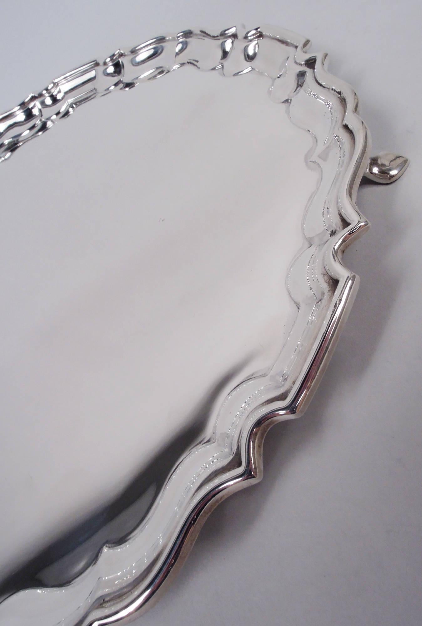 Traditional English Georgian Sterling Silver Piecrust Salver Tray, 1937 In Good Condition For Sale In New York, NY