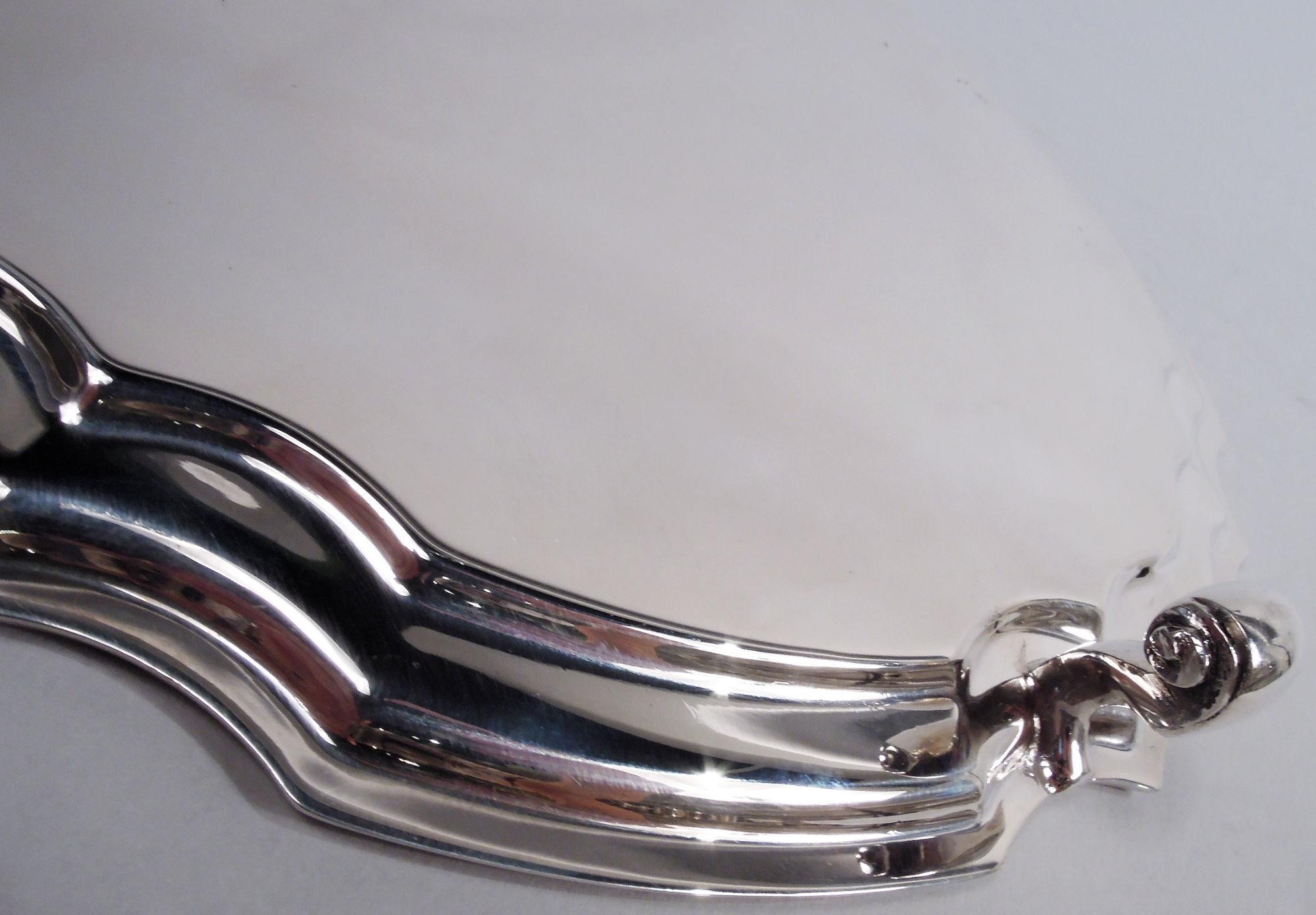 Traditional English Georgian Sterling Silver Piecrust Salver Tray, 1974 In Good Condition For Sale In New York, NY