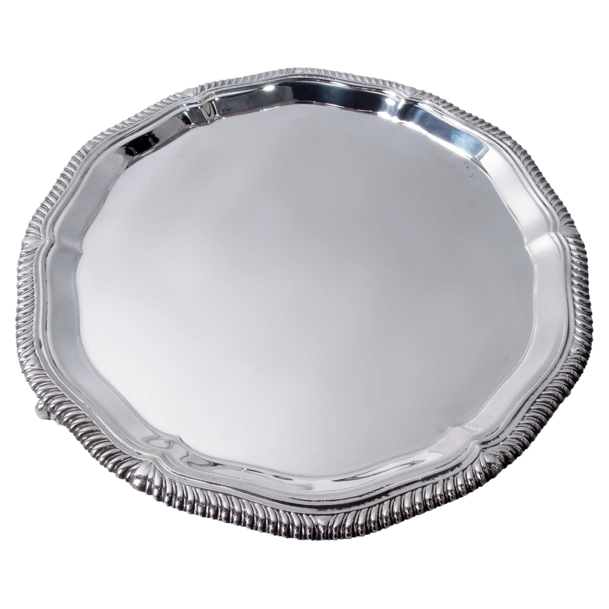 Salière traditionnelle anglaise en argent sterling de style géorgien, 1945 en vente