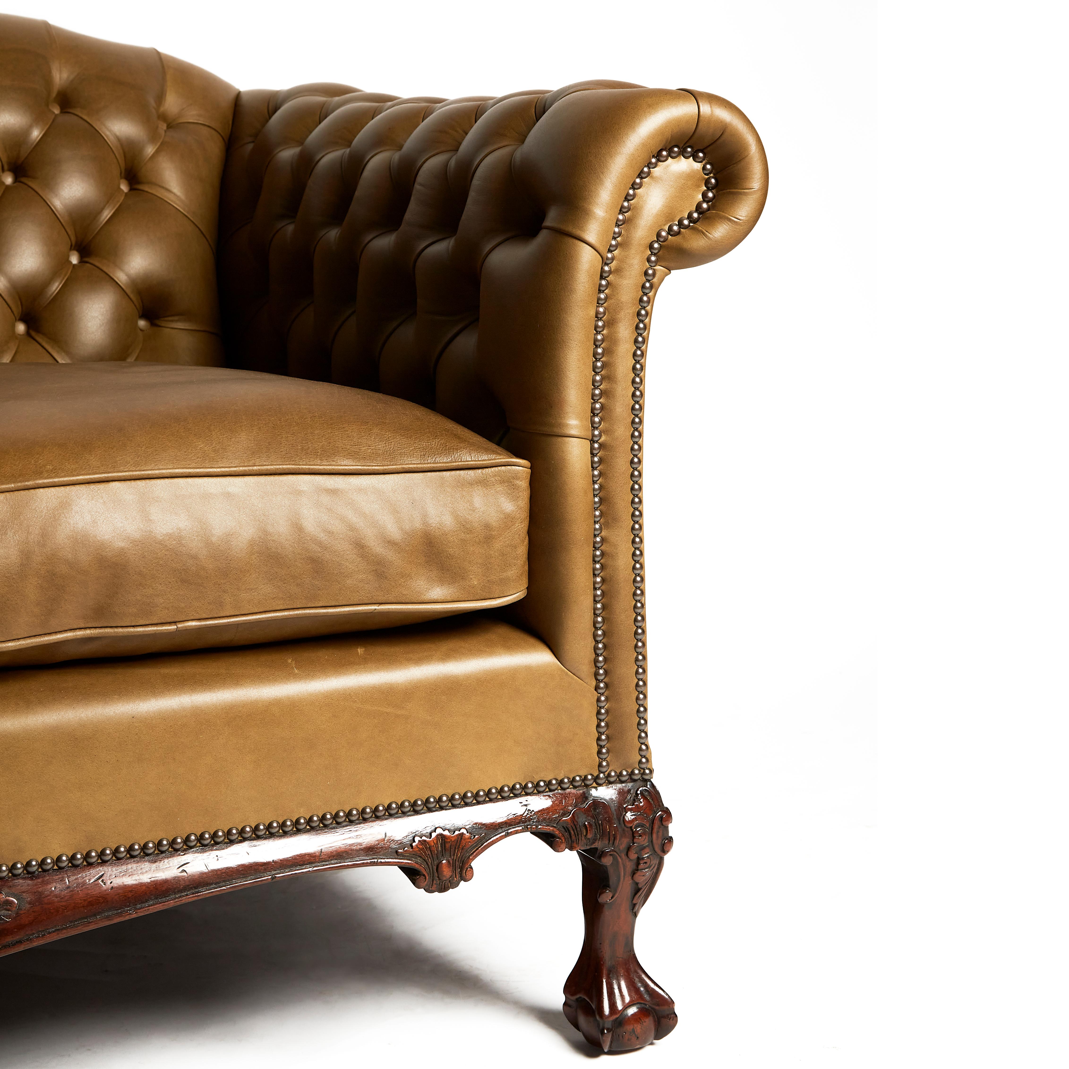 Klassisches englisches Chesterfield-Sofa mit Lederrückenlehne (Englisch) im Angebot