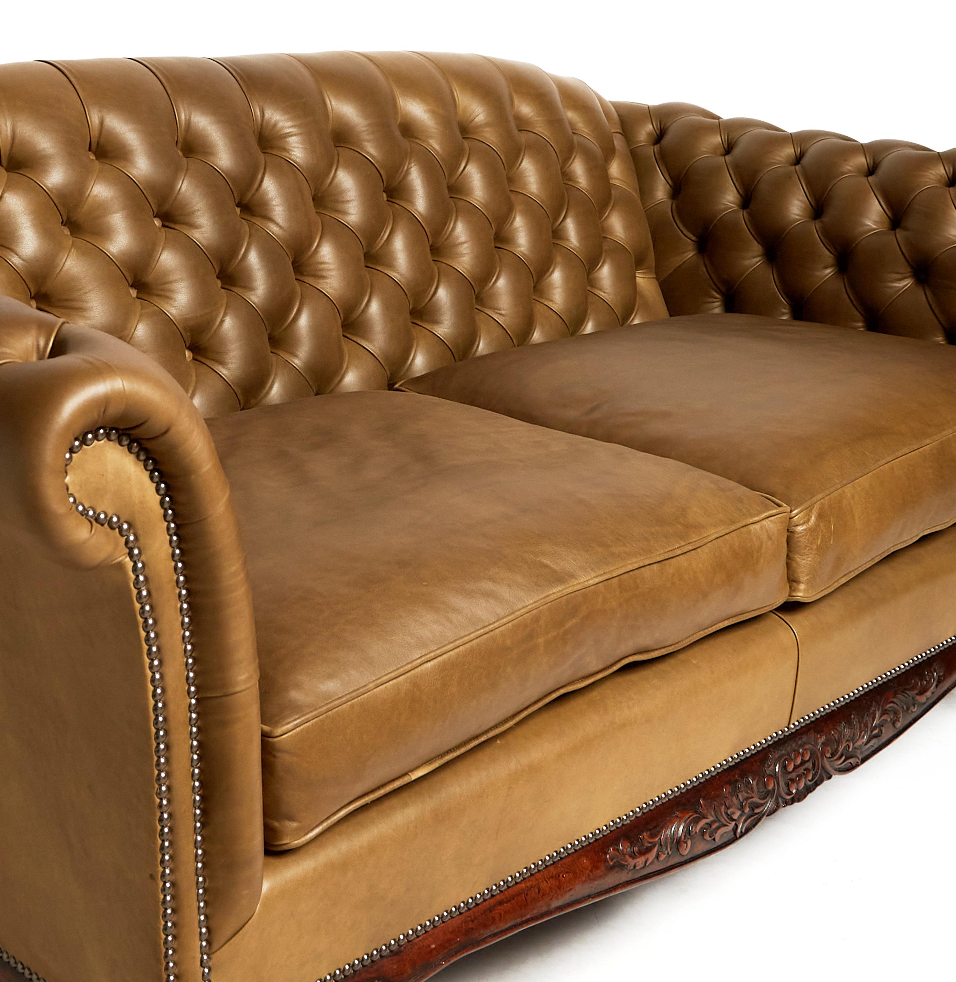 Klassisches englisches Chesterfield-Sofa mit Lederrückenlehne im Zustand „Neu“ im Angebot in London, GB