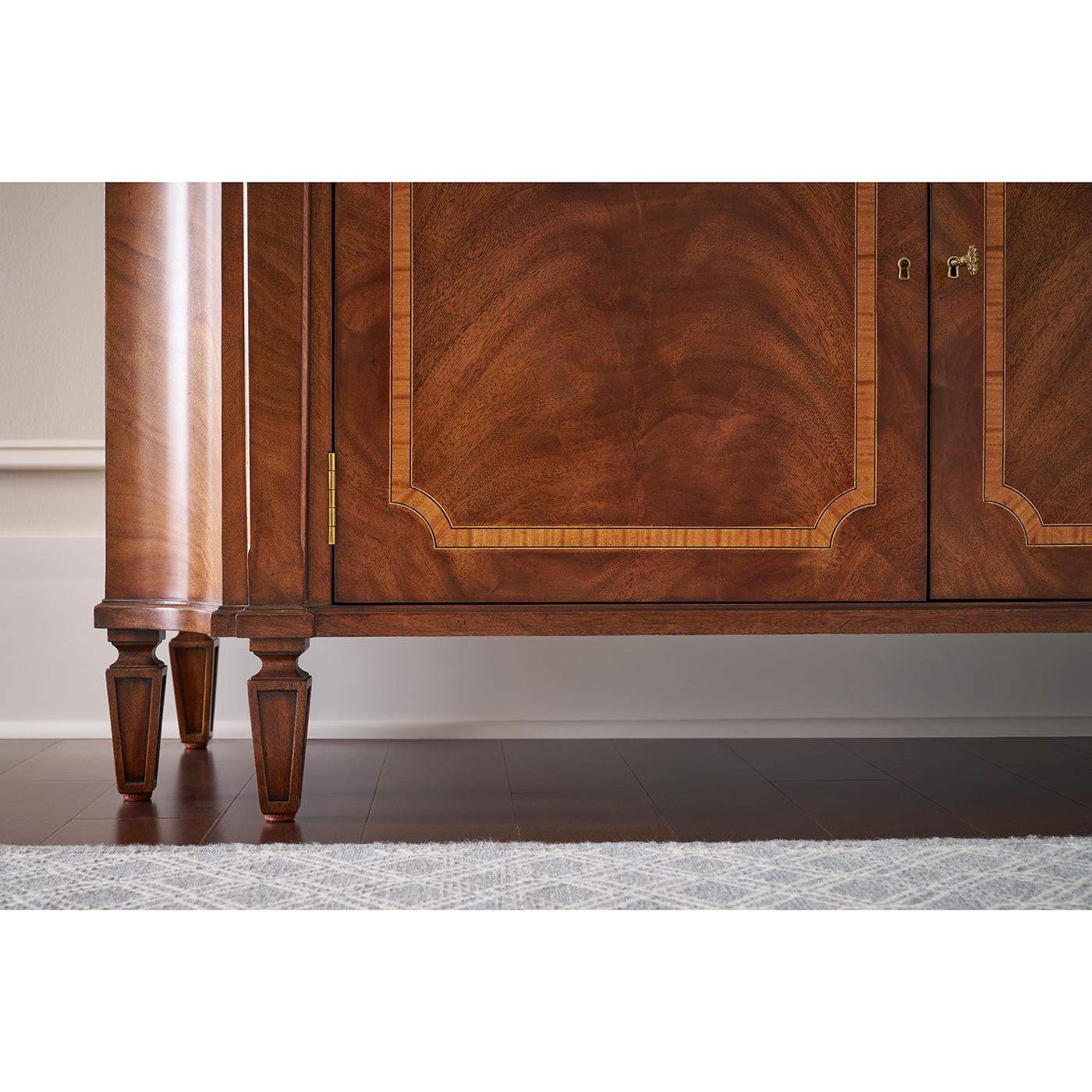 Credenza tradizionale inglese di piccole dimensioni In condizioni Nuovo in vendita a Westwood, NJ