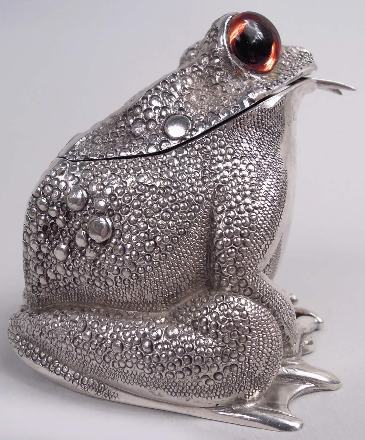 Traditional English Sterling Silver Novelty Frog Mustard Pot, 1966-1967 In Good Condition In New York, NY