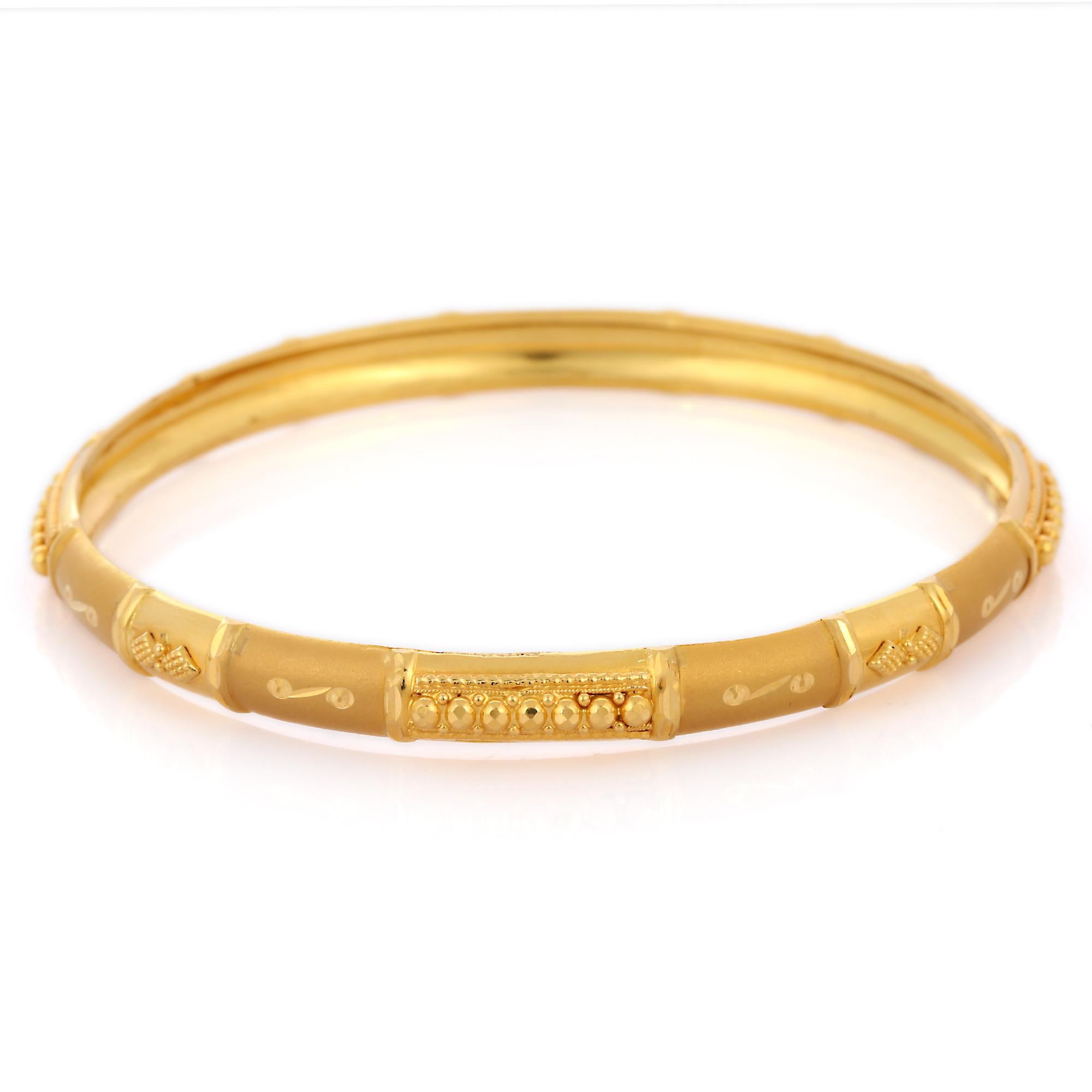 Traditional Engraved Bangle in 18K Gold. It’s a great jewelry ornament to wear on occasions and at the same time works as a wonderful gift for your loved ones. These lovely statement pieces are perfect generation jewelry to pass on.
Bangles feel