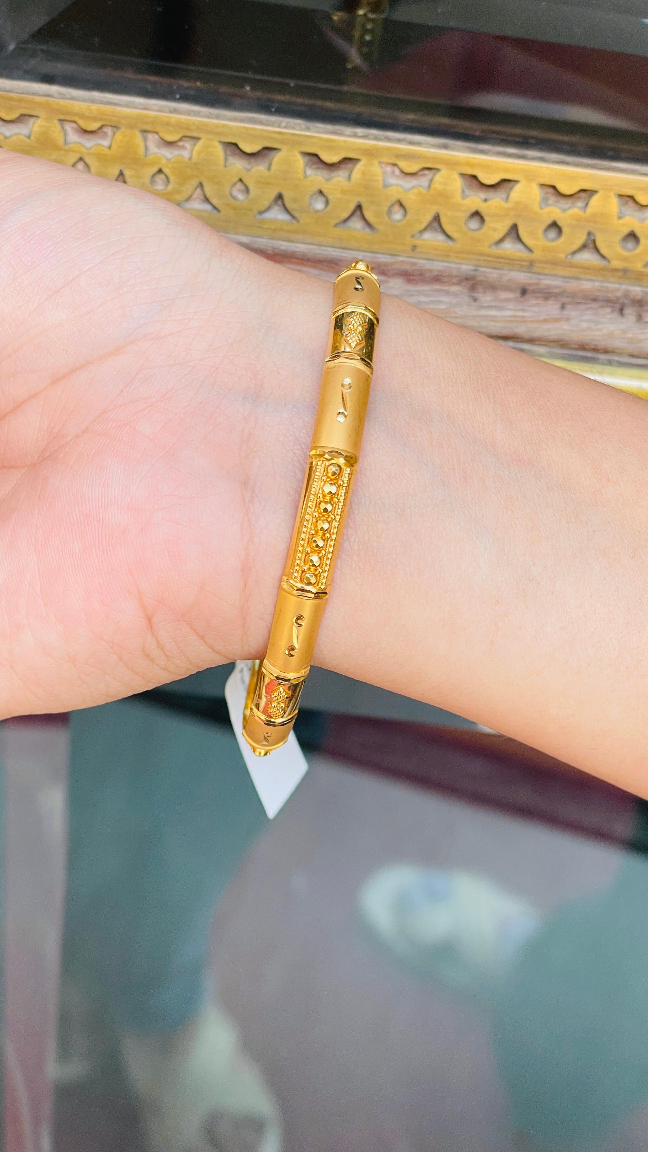 Art déco Bracelet jonc traditionnel gravé en or jaune 18 carats  en vente