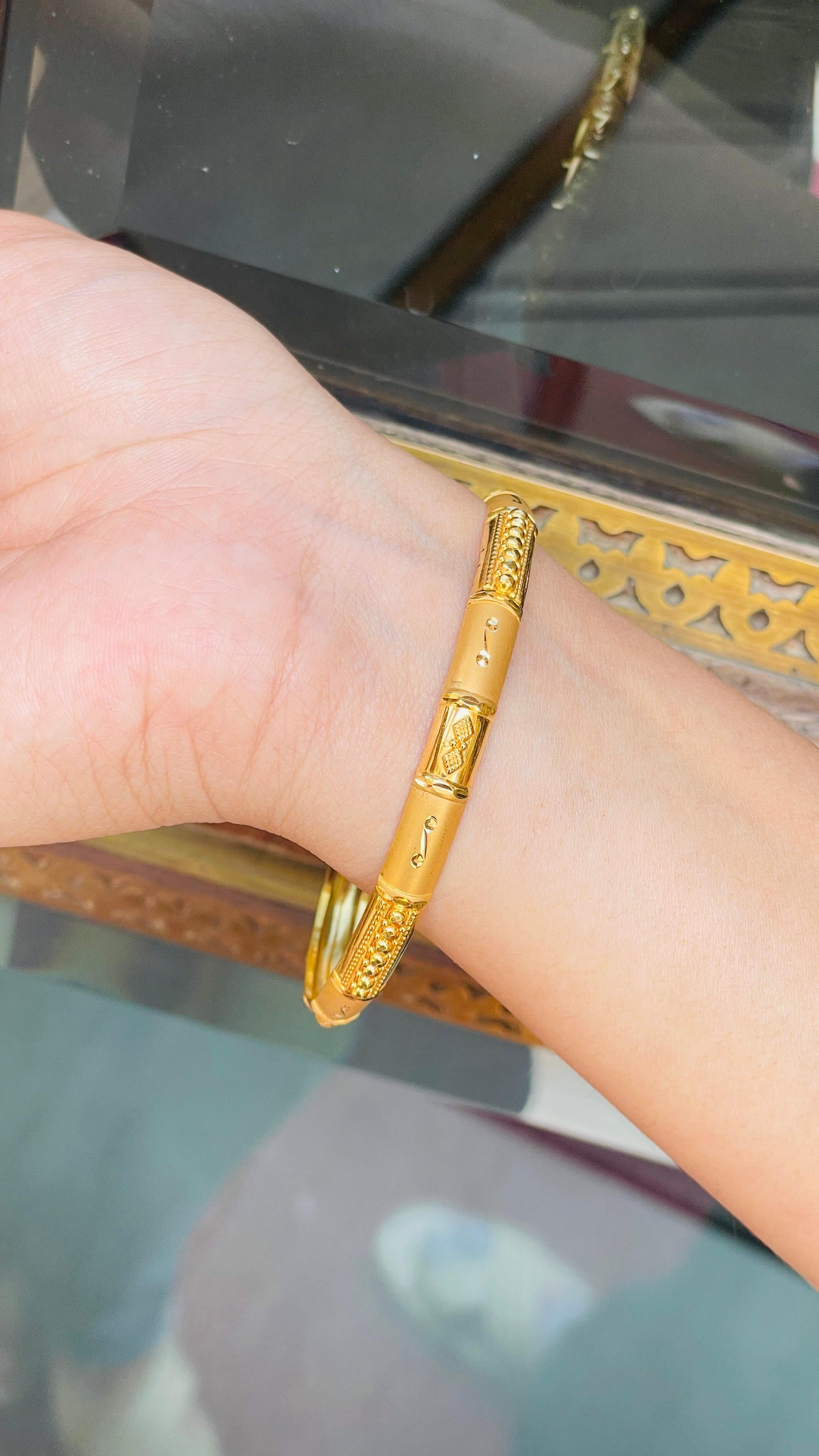 Art Deco Traditional Engraved 18K Yellow Gold Bangle  For Sale