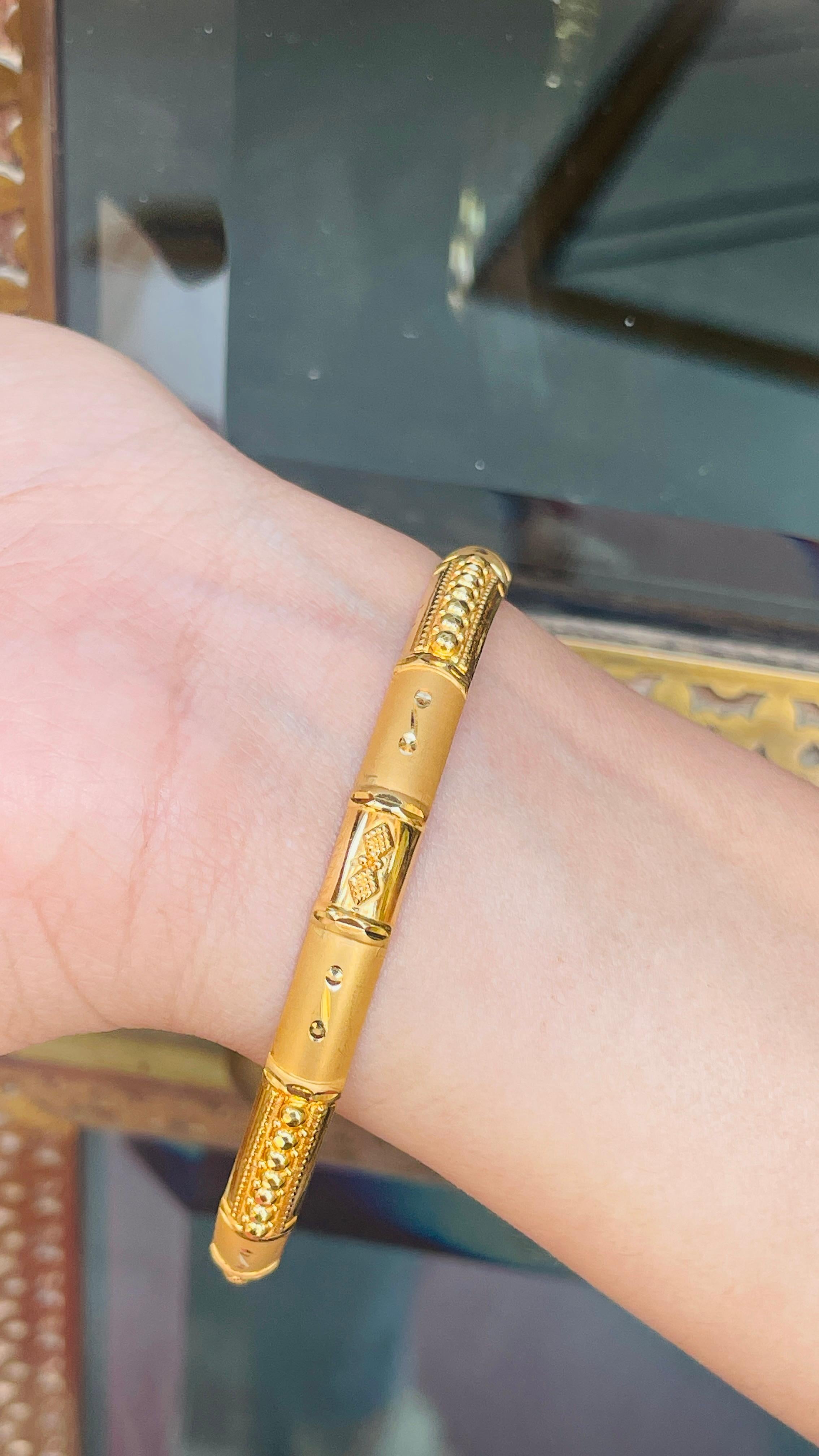 Bracelet jonc traditionnel gravé en or jaune 18 carats  Pour femmes en vente