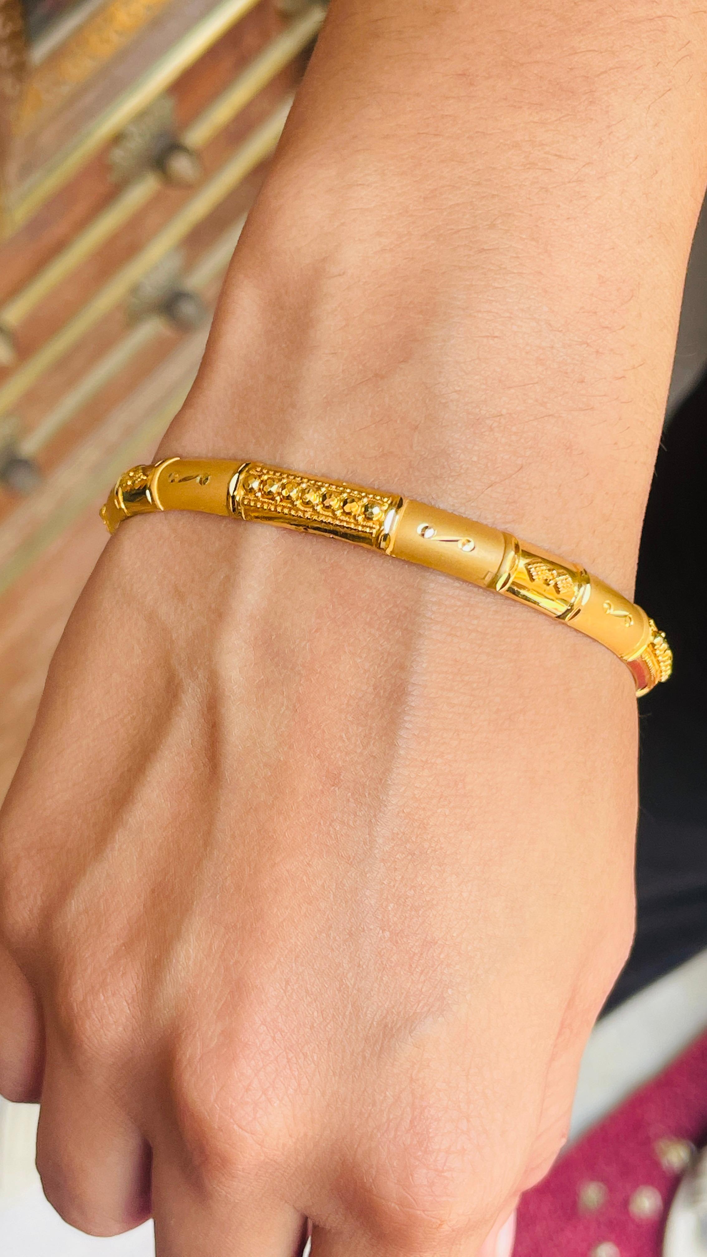 Bracelet jonc traditionnel gravé en or jaune 18 carats  en vente 1