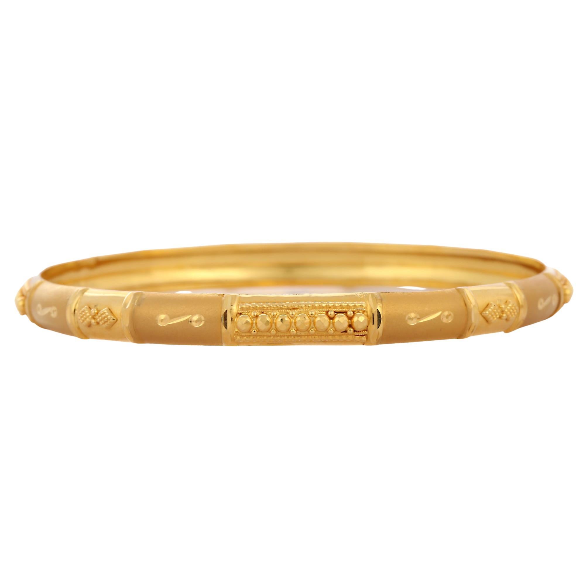 Bracelet jonc traditionnel gravé en or jaune 18 carats  en vente