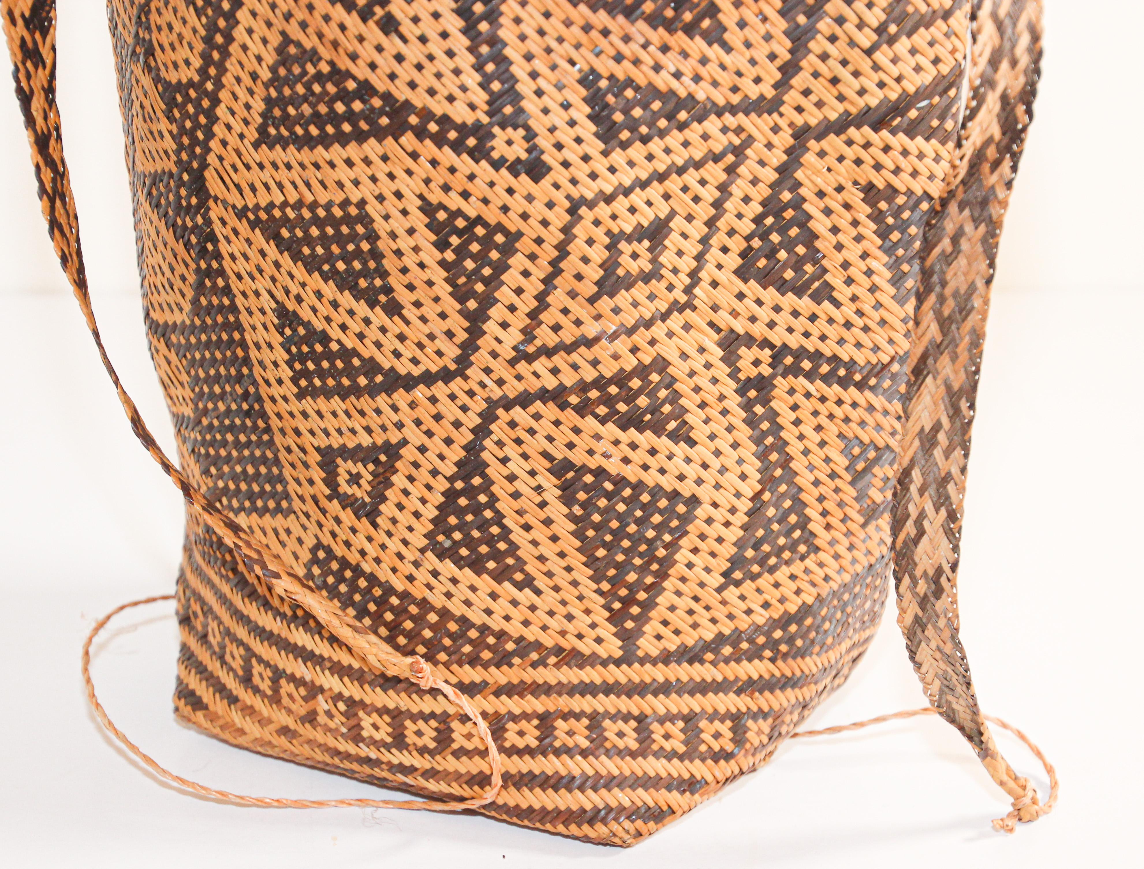 Handmade ethnic aged Borneo Ajat basket made from natural Rattan. Motifs of Burung Kenyalang / Hornbill Bird.
Traditional ethnic Borneo woven natural organic fiber rattan basket
A very rare and unusual piece of the Dayak Kayan Tribal Art