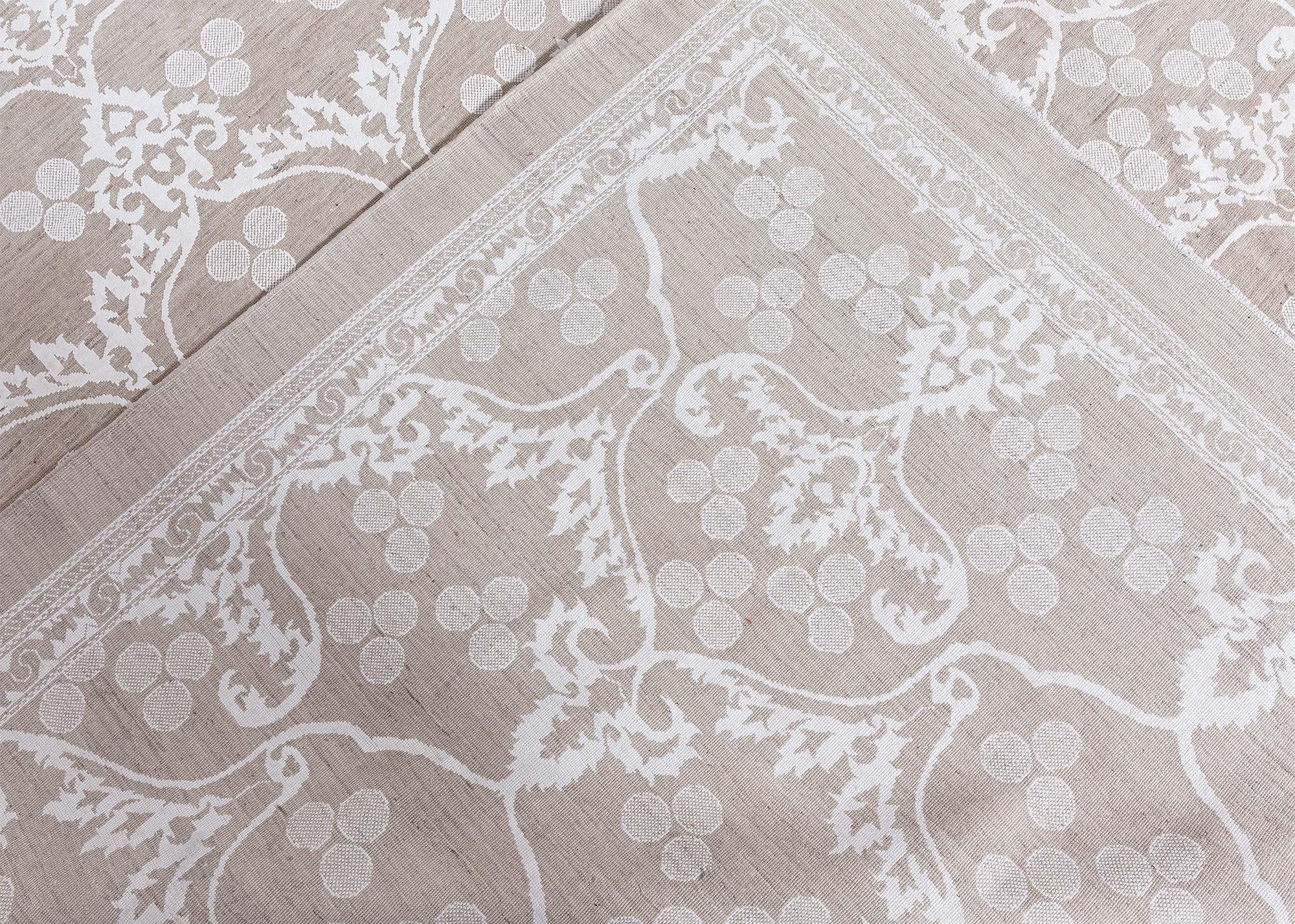 Traditioneller, europäischer, inspirierter handgefertigter Wollteppich von Doris Leslie Blau im Angebot 3