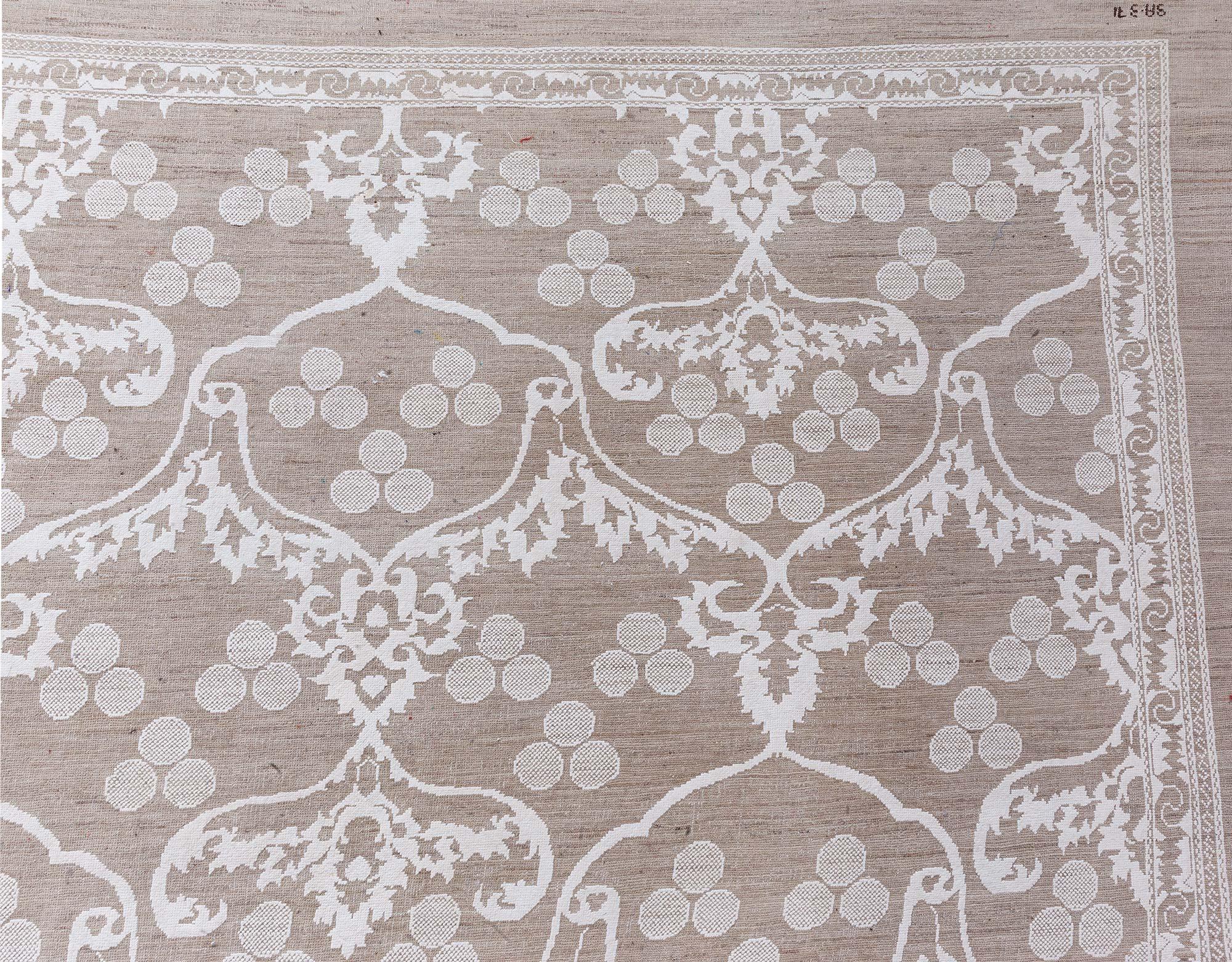 Traditioneller, europäischer, inspirierter handgefertigter Wollteppich von Doris Leslie Blau im Angebot 2